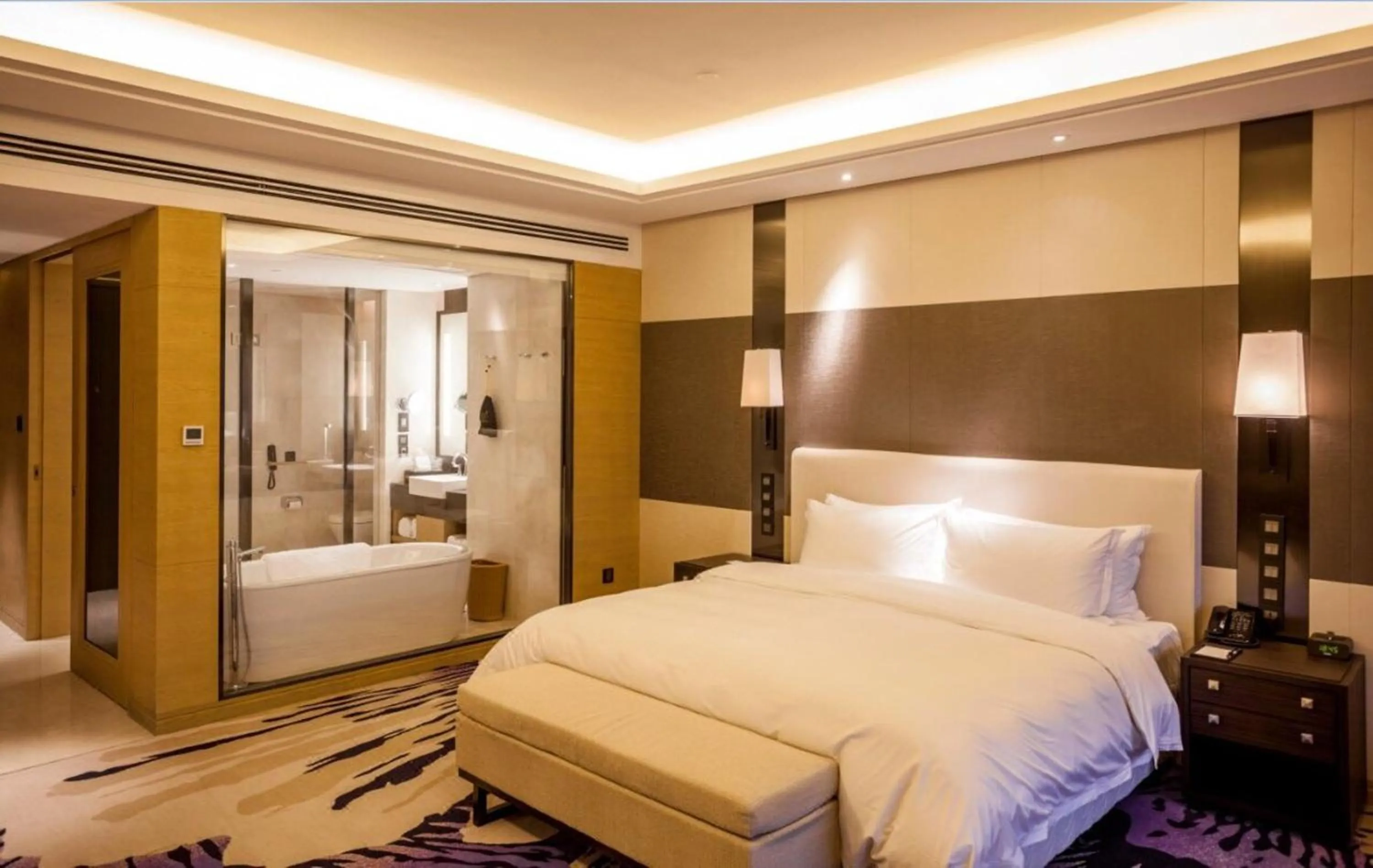 Bed in Radisson Blu Hotel Wuhan ETD Zone