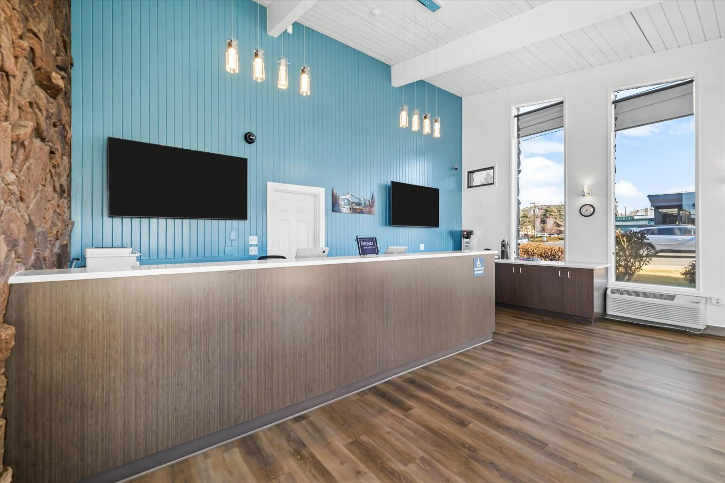 Property building in Bend Inn & Suites