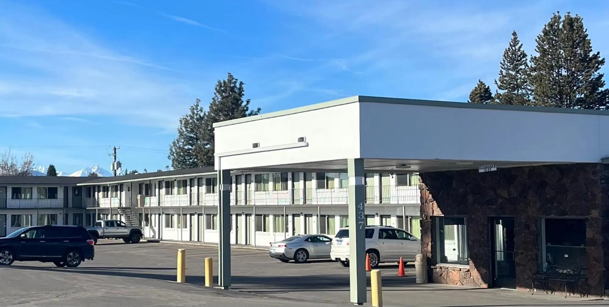 Property building in Bend Inn & Suites