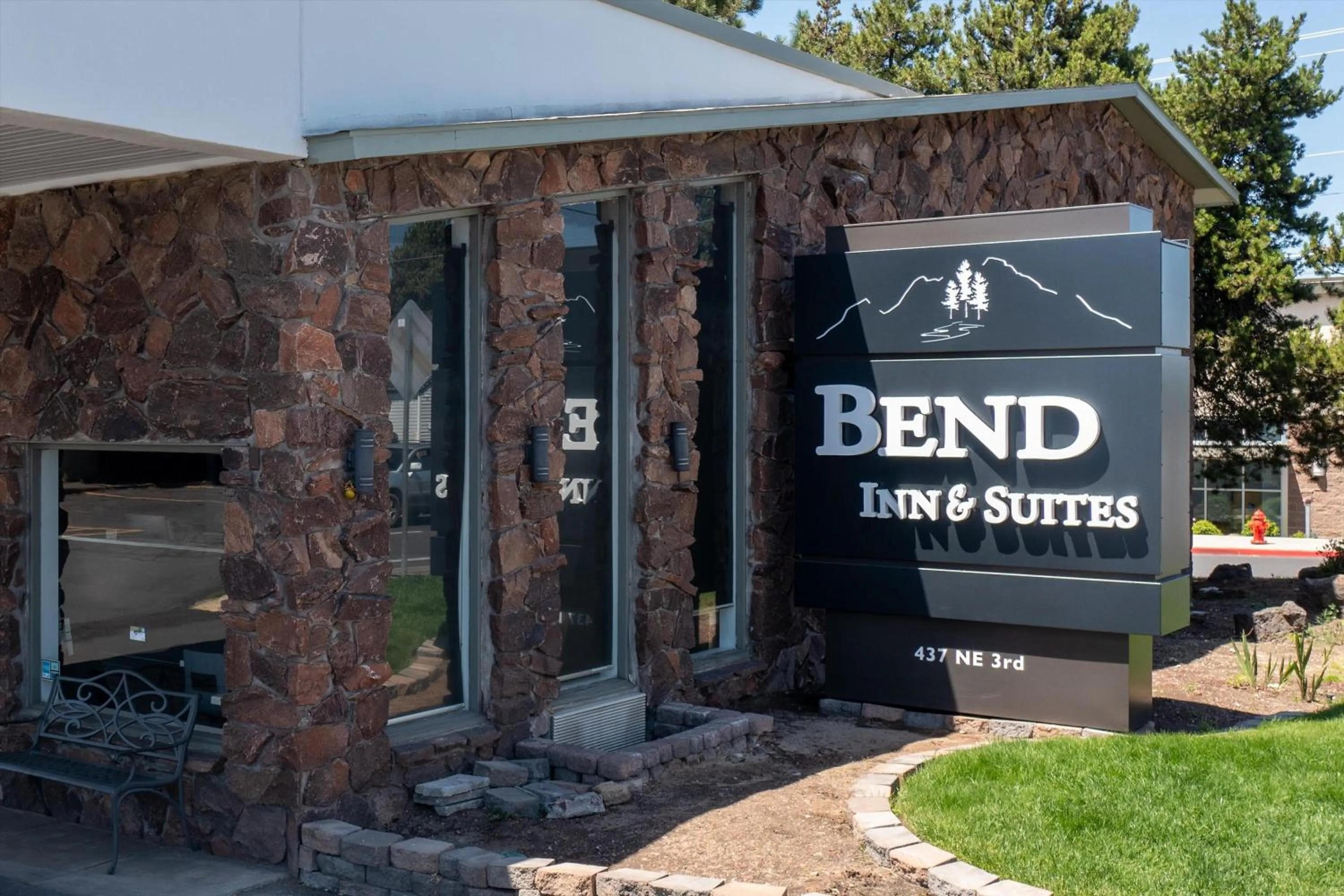 Property building in Bend Inn & Suites