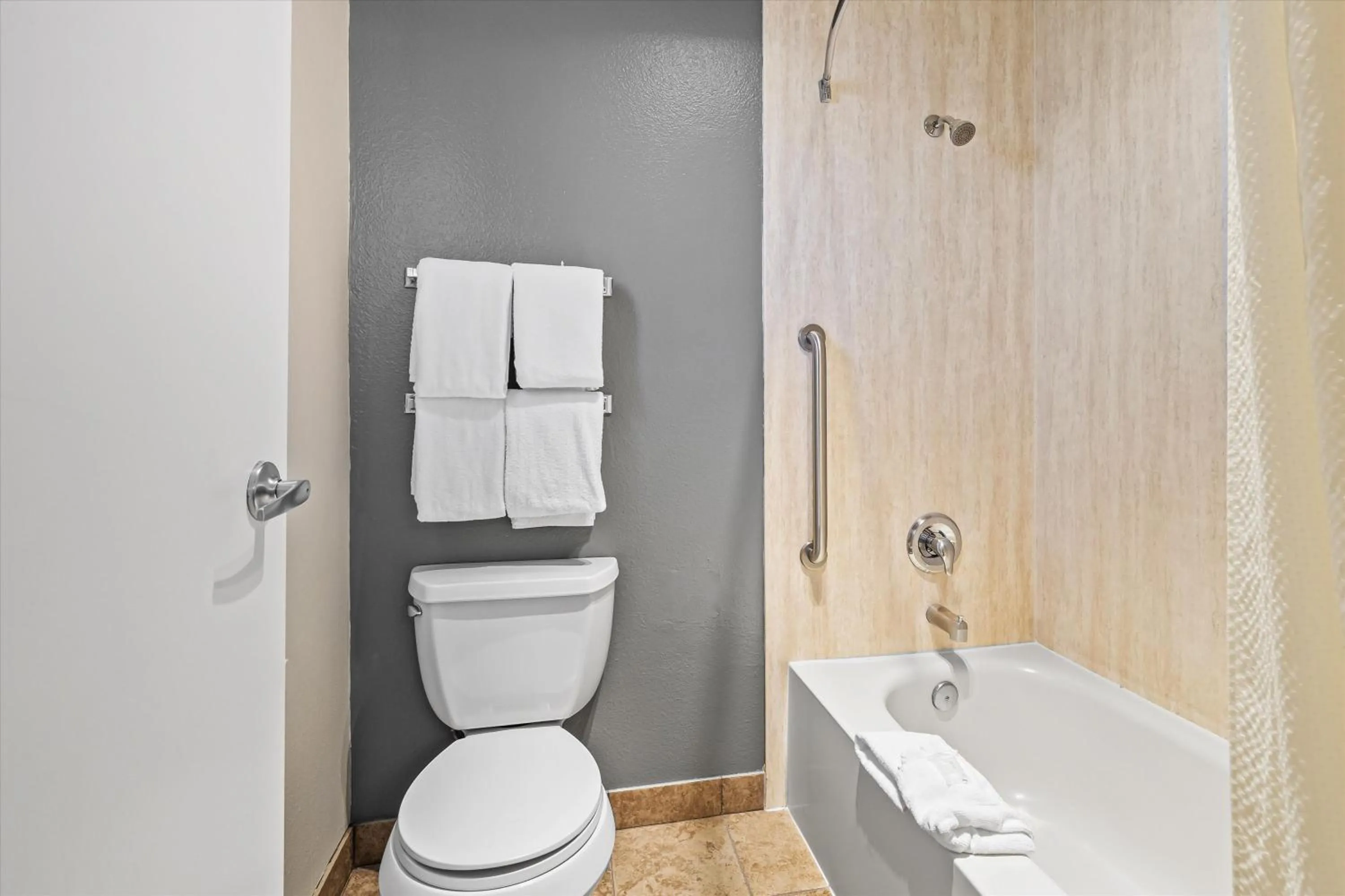 Shower in Bend Inn & Suites