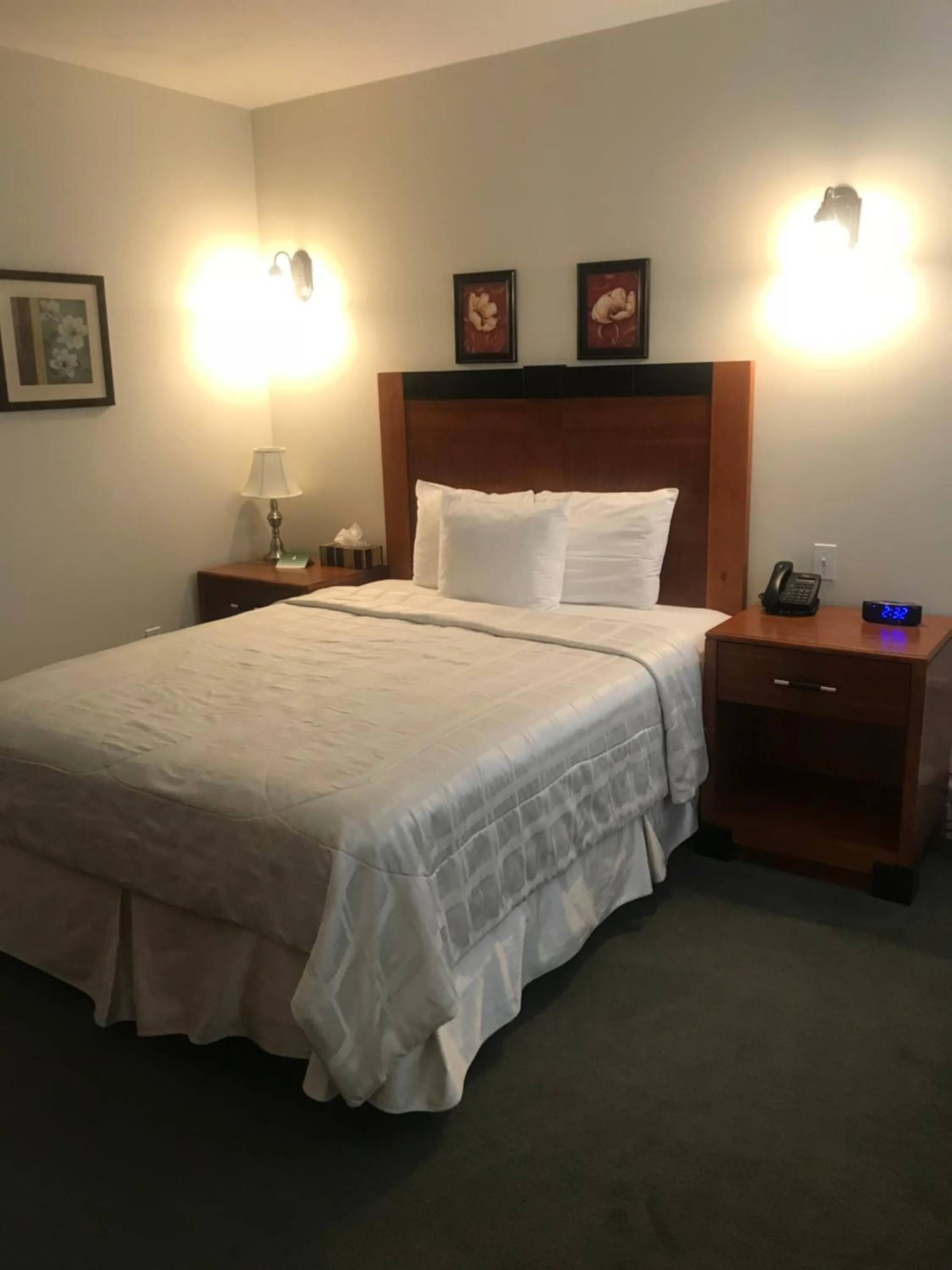 Bed in Crescent Suites Hotel