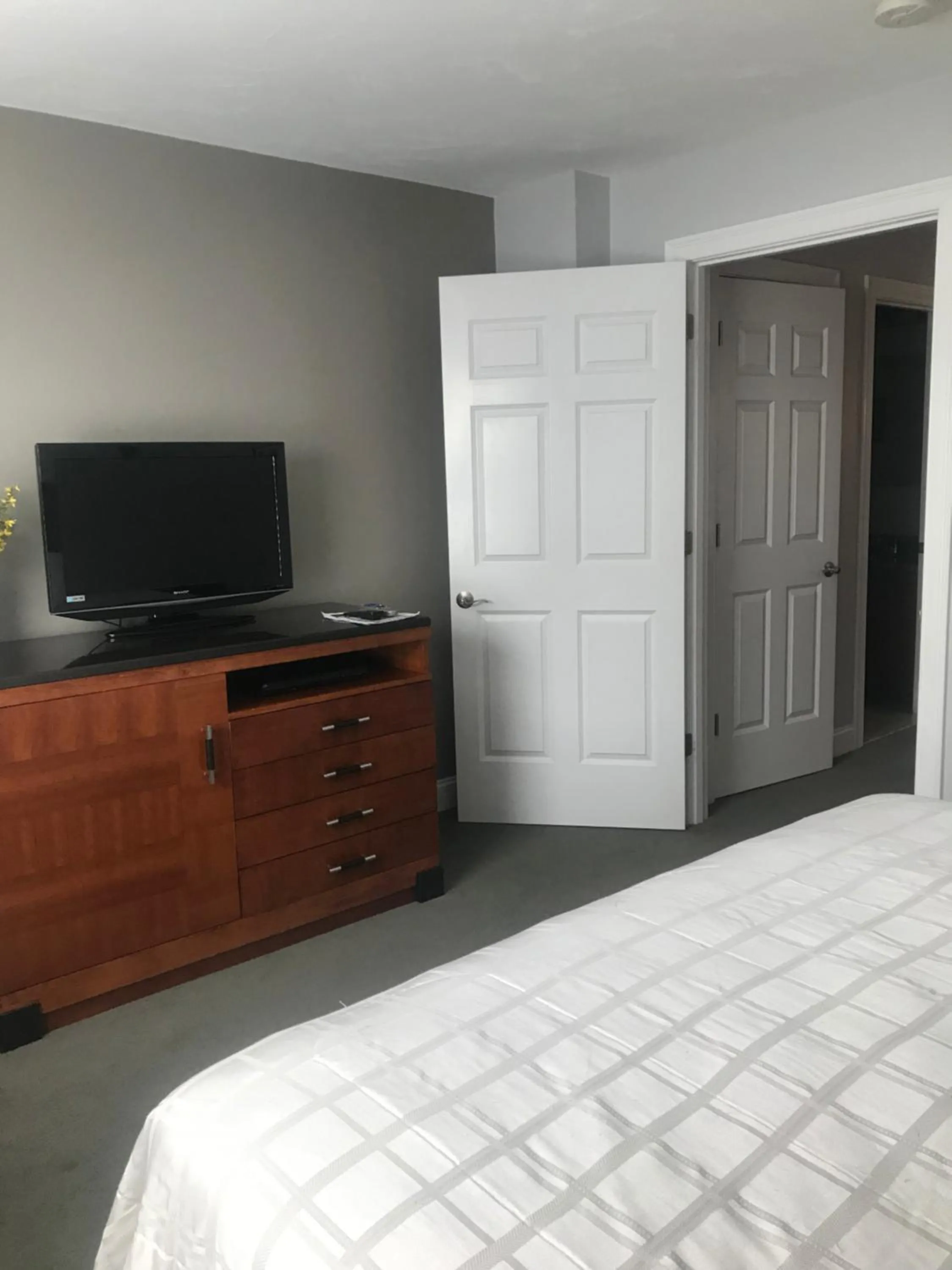 Bed in Crescent Suites Hotel