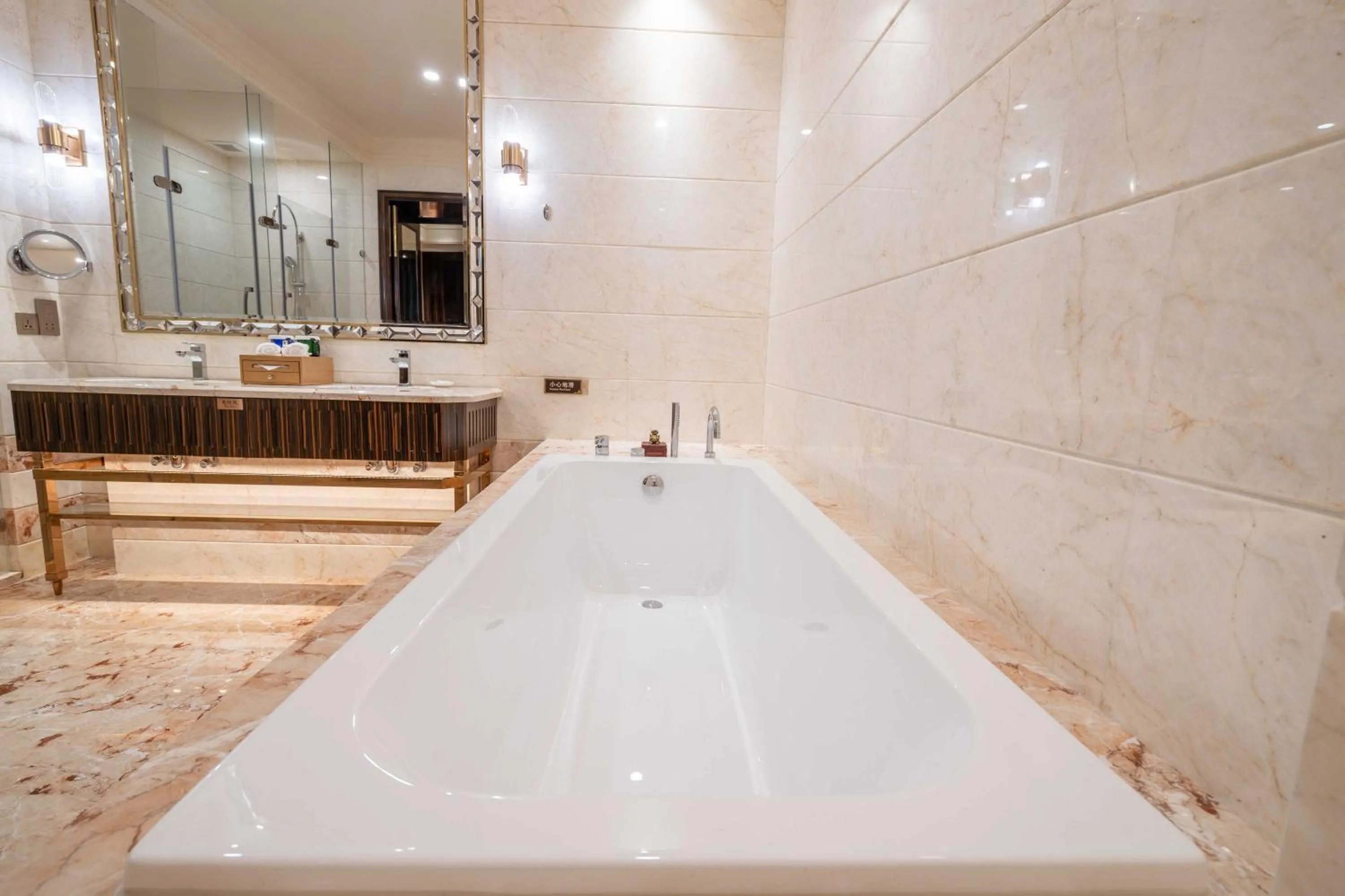 Shower in Chateau Star River Shaanxi