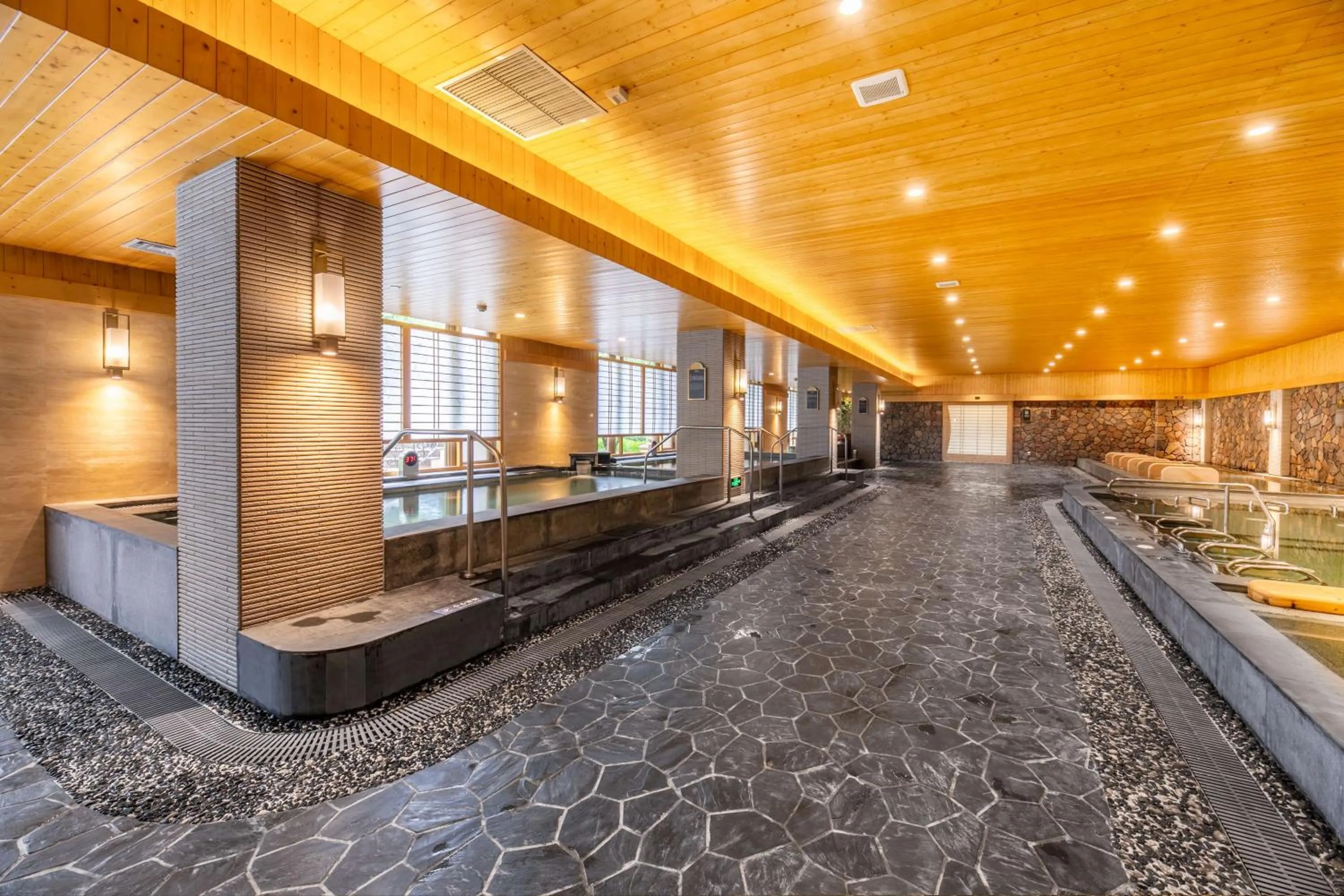 Hot Spring Bath in Chateau Star River Shaanxi