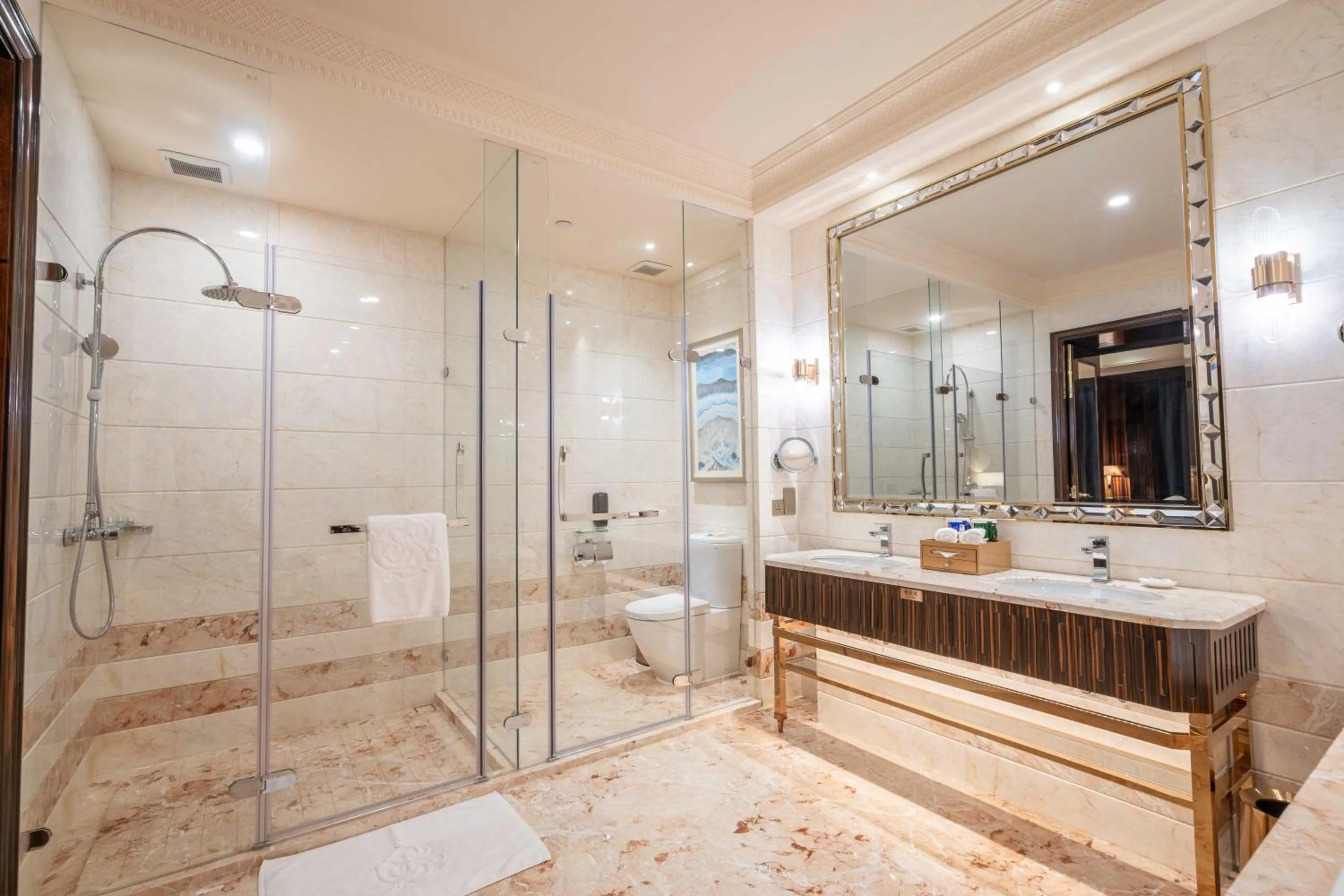 Shower in Chateau Star River Shaanxi