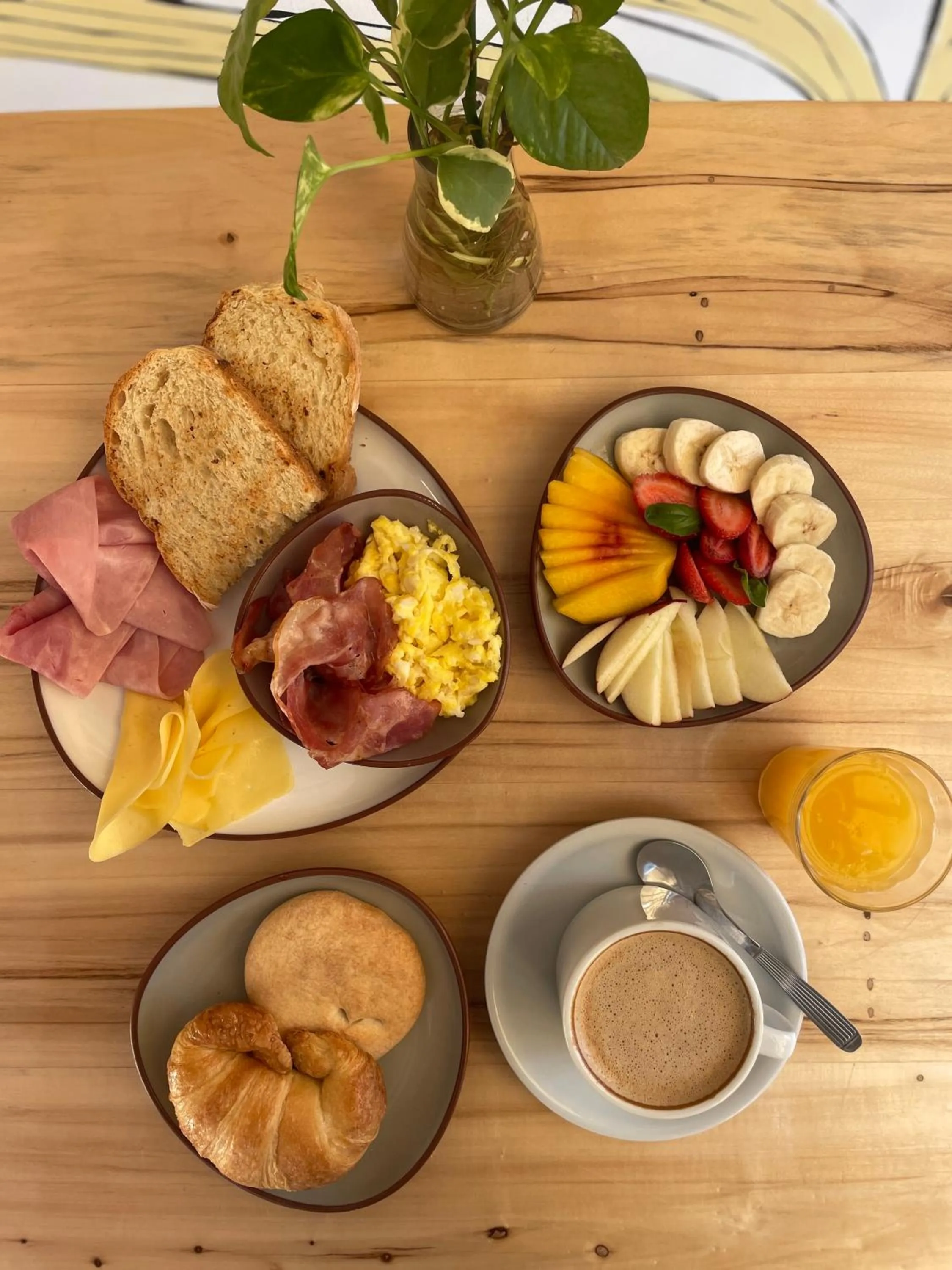 American breakfast in Hotel Xumec Mendoza Centro