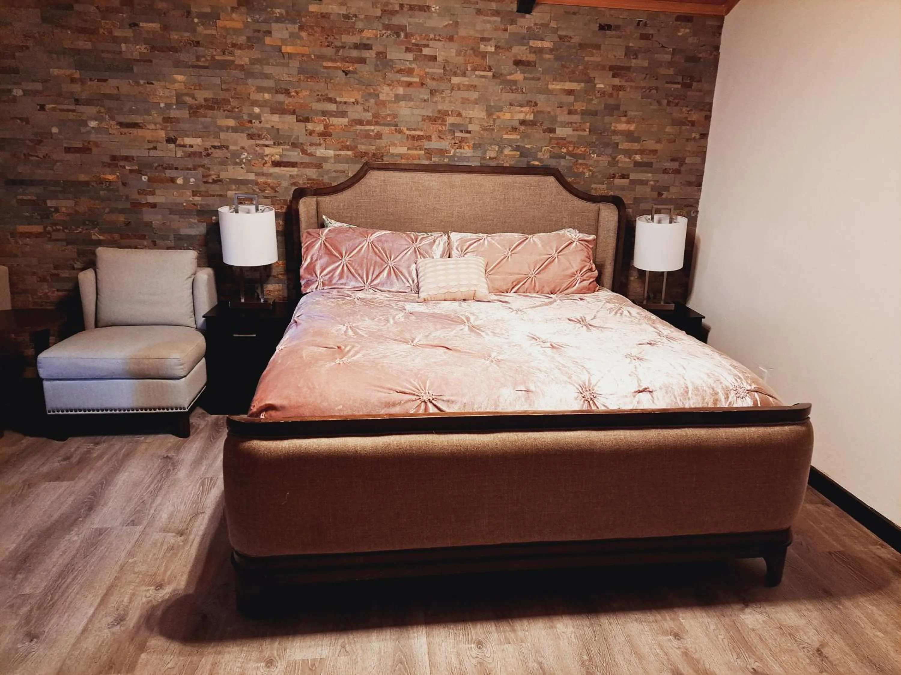 Bed in Dunes Motel - Bend