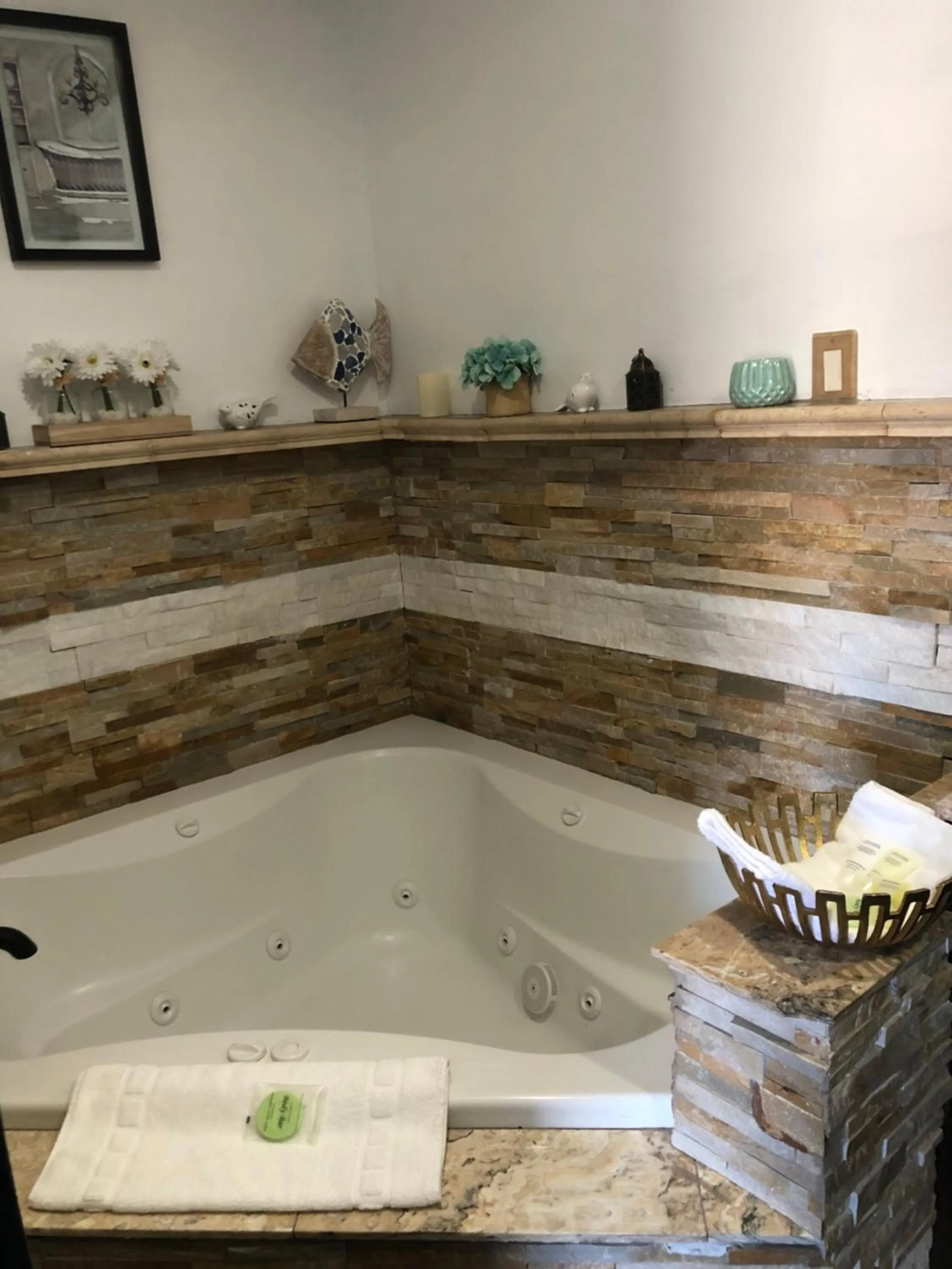 Hot Tub in Dunes Motel - Bend