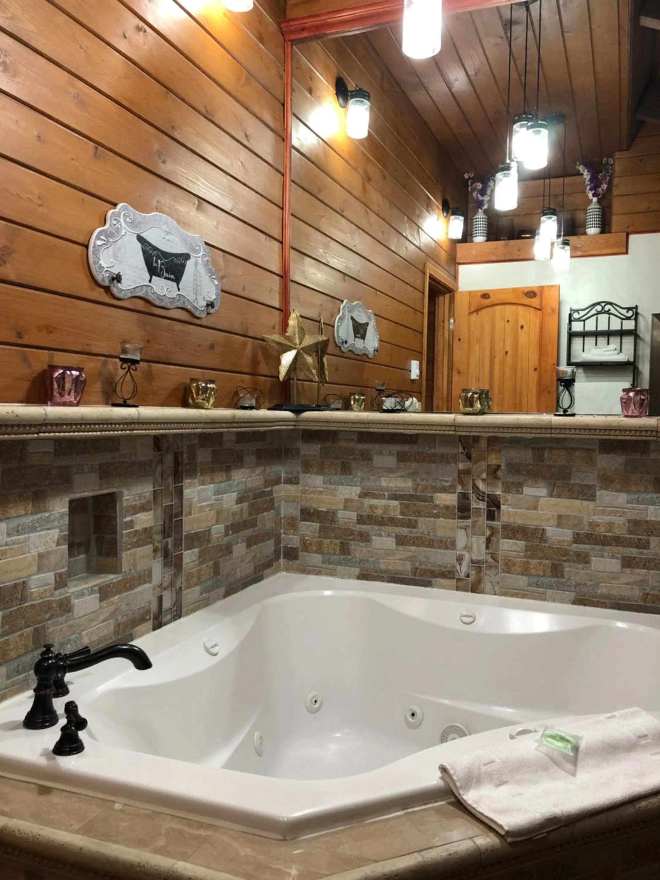 Hot Tub in Dunes Motel - Bend
