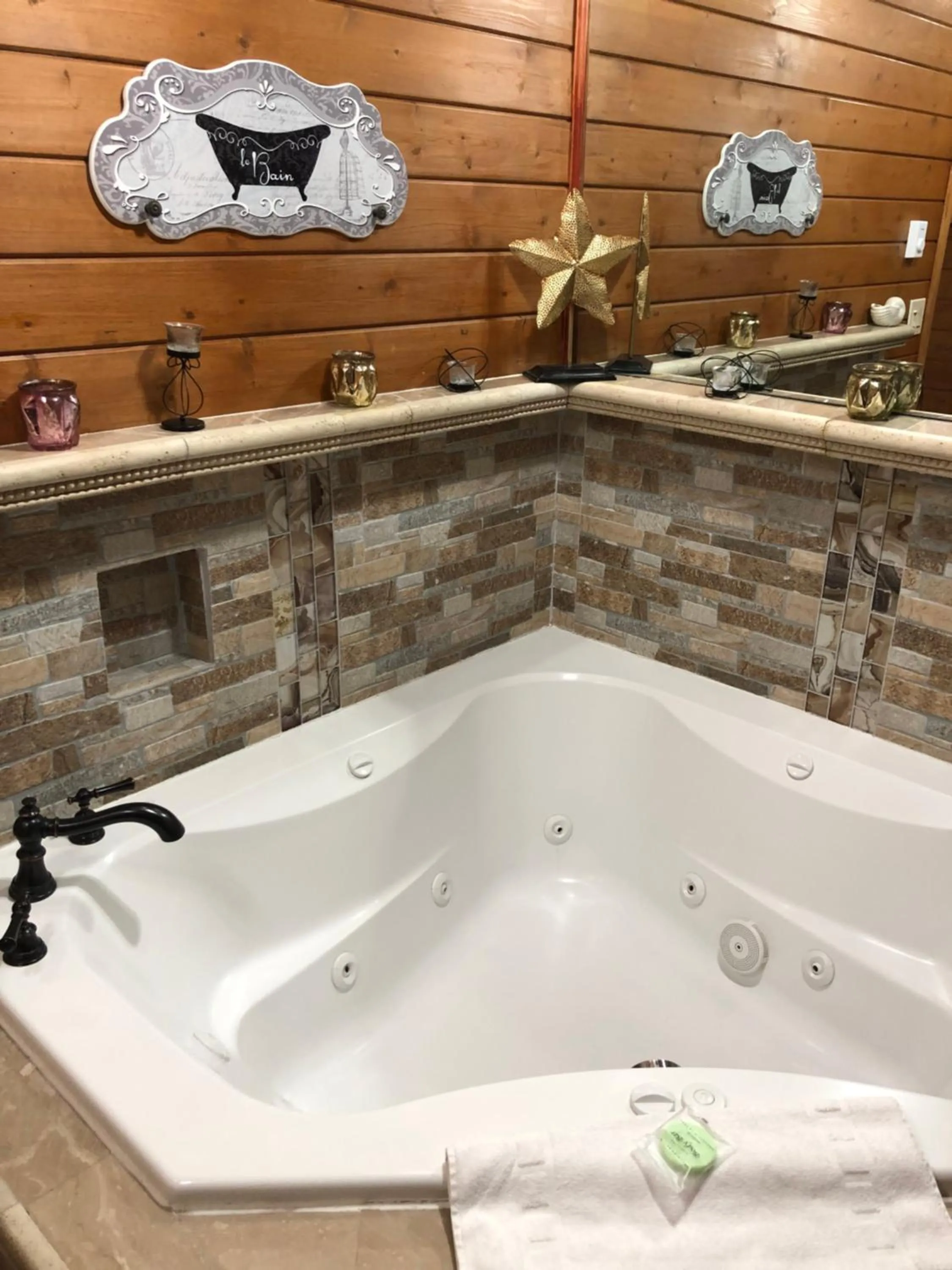 Hot Tub in Dunes Motel - Bend