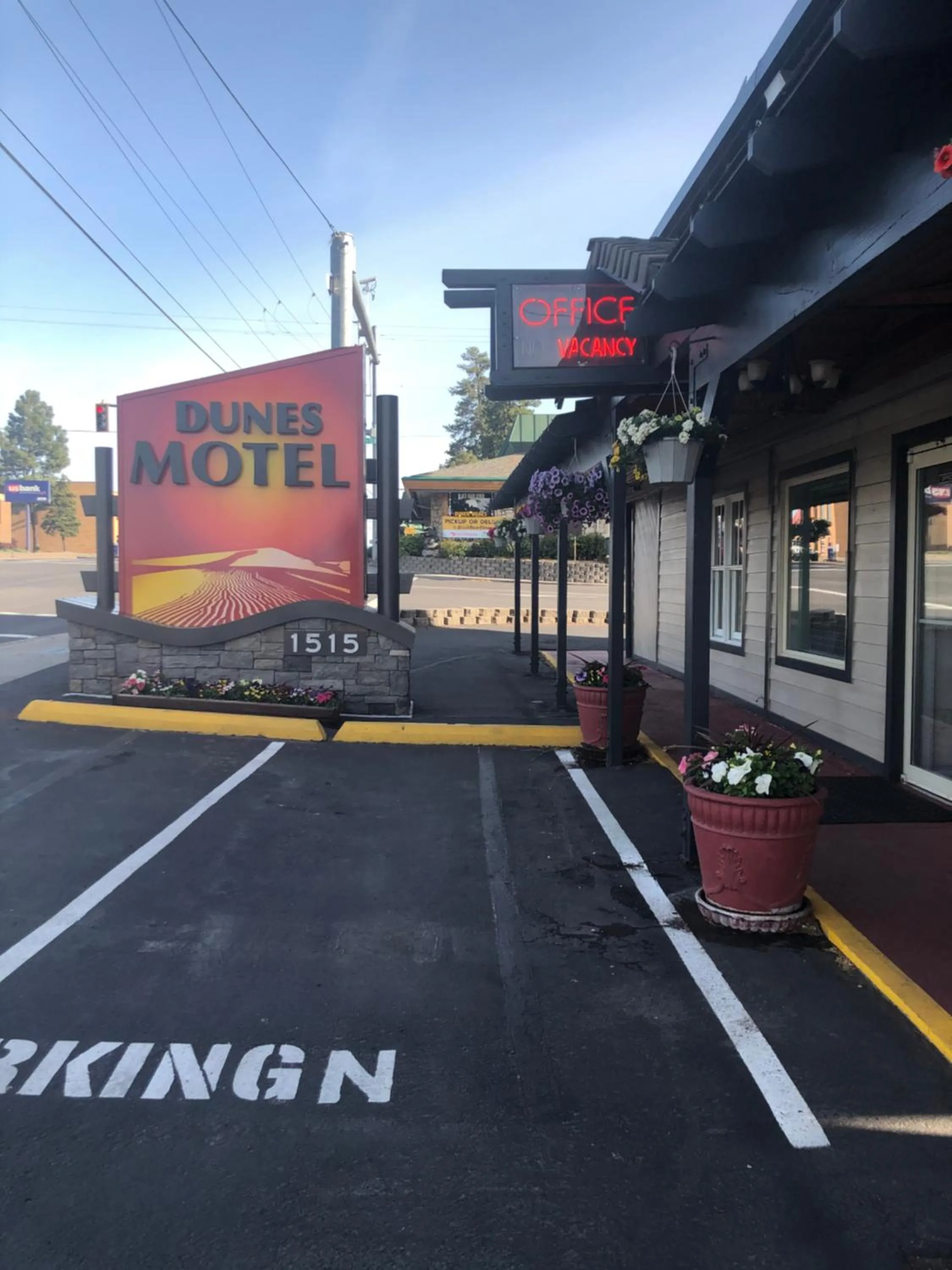 Property building in Dunes Motel - Bend