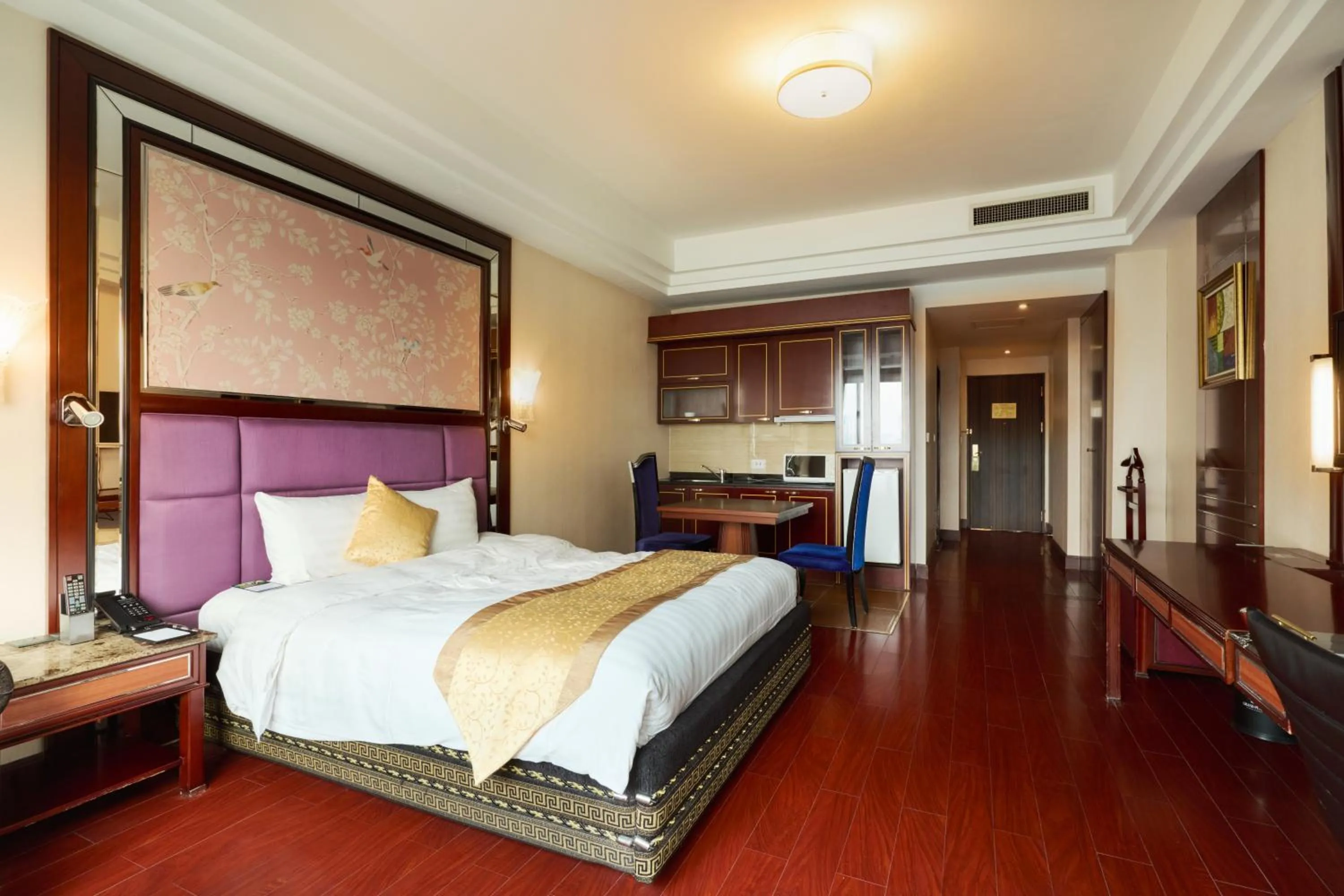 Living room, Bed in Grand Plaza Hotel Hanoi