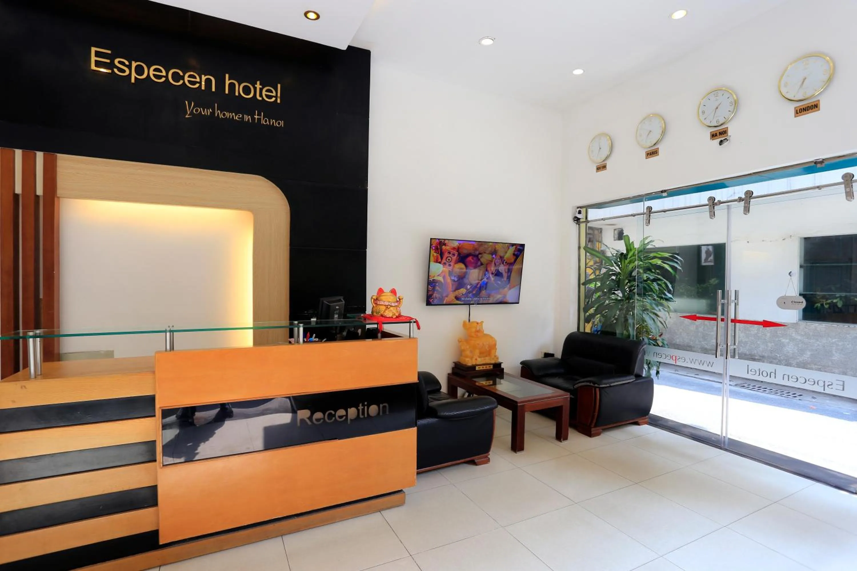 Communal lounge/ TV room in Especen Hotel