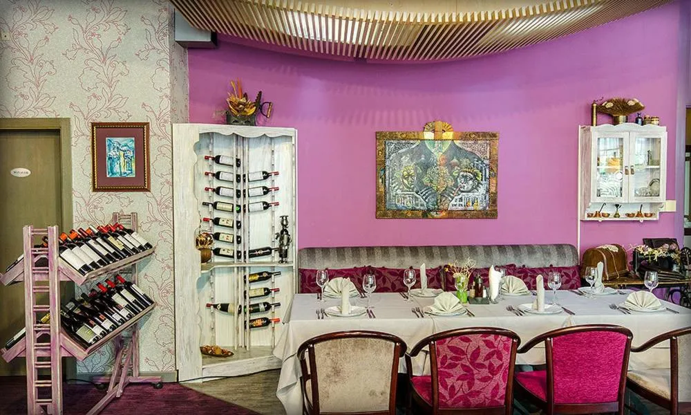 Restaurant/places to eat in Alliance Hotel