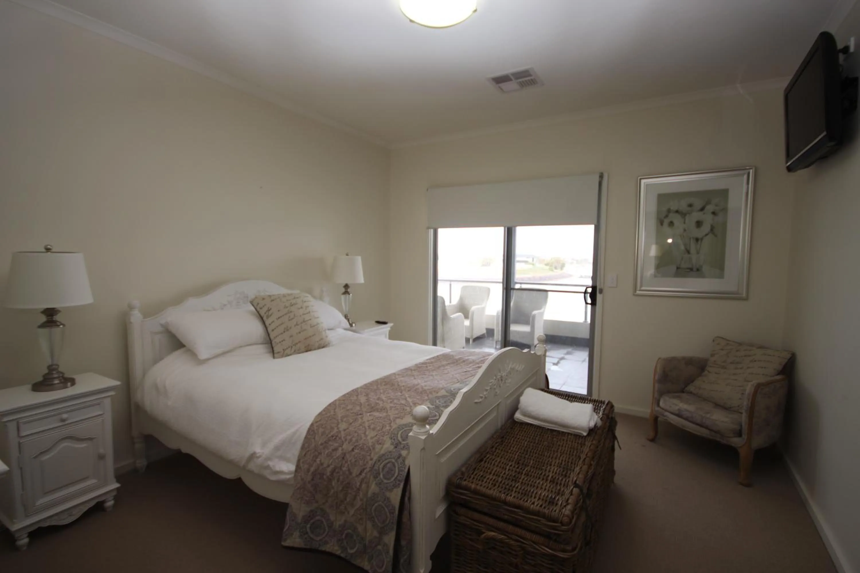 Bedroom, Bed in Wallaroo Marina Apartments
