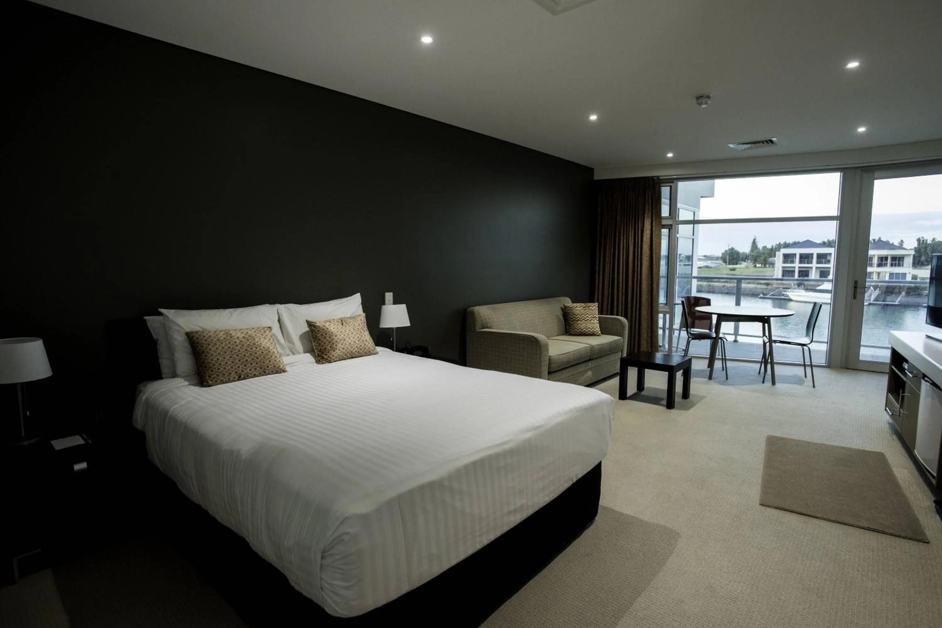 Photo of the whole room, Bed in Wallaroo Marina Apartments