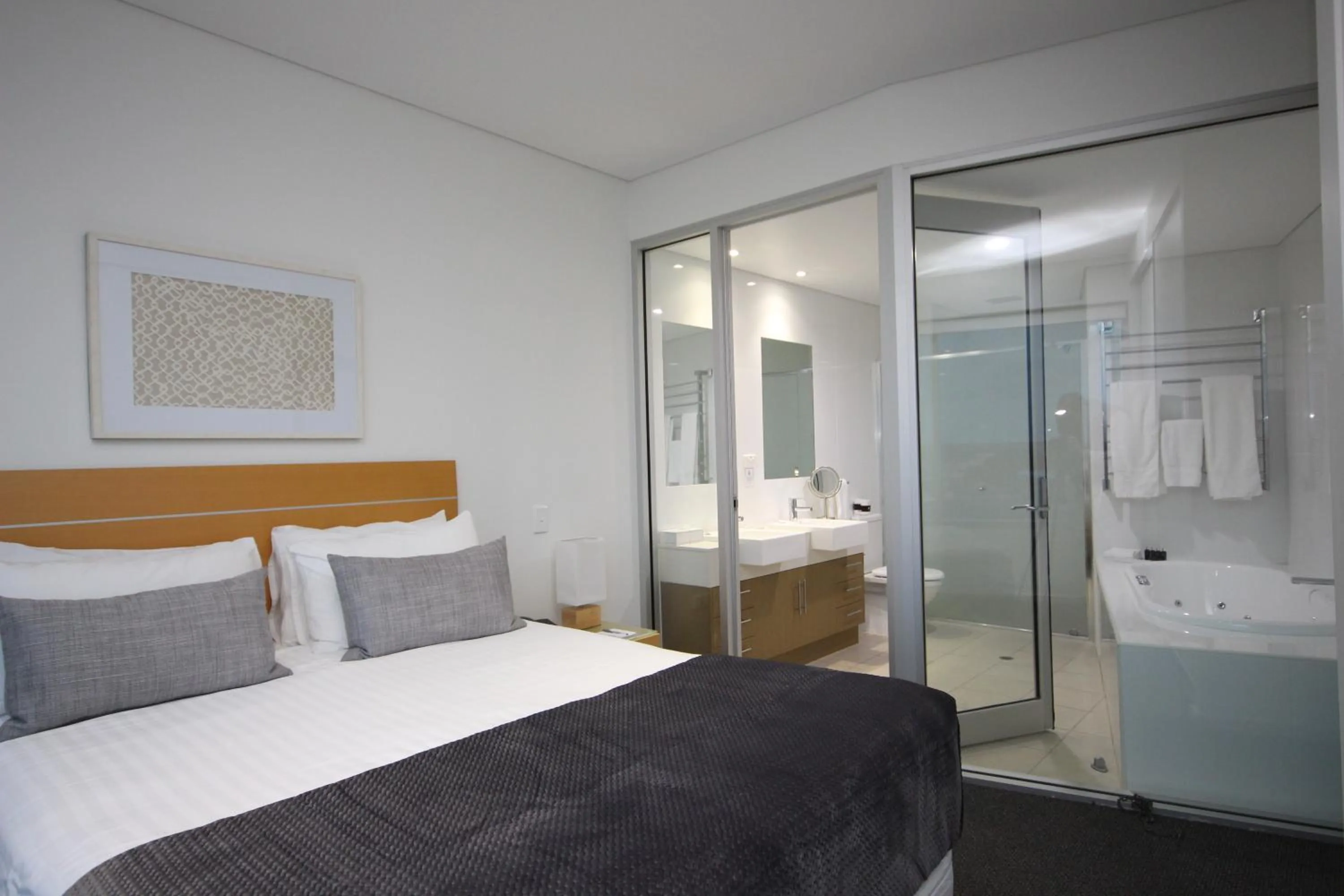 Bedroom, Bed in Wallaroo Marina Apartments