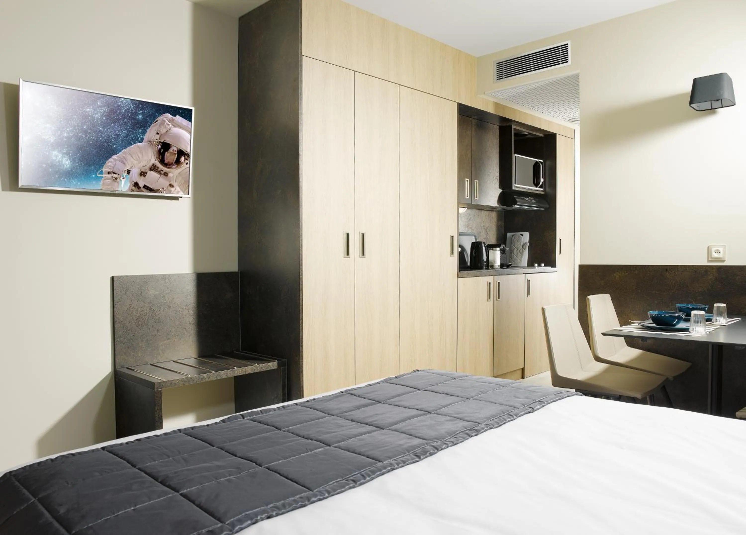 TV and multimedia, Bed in One Loft Appart