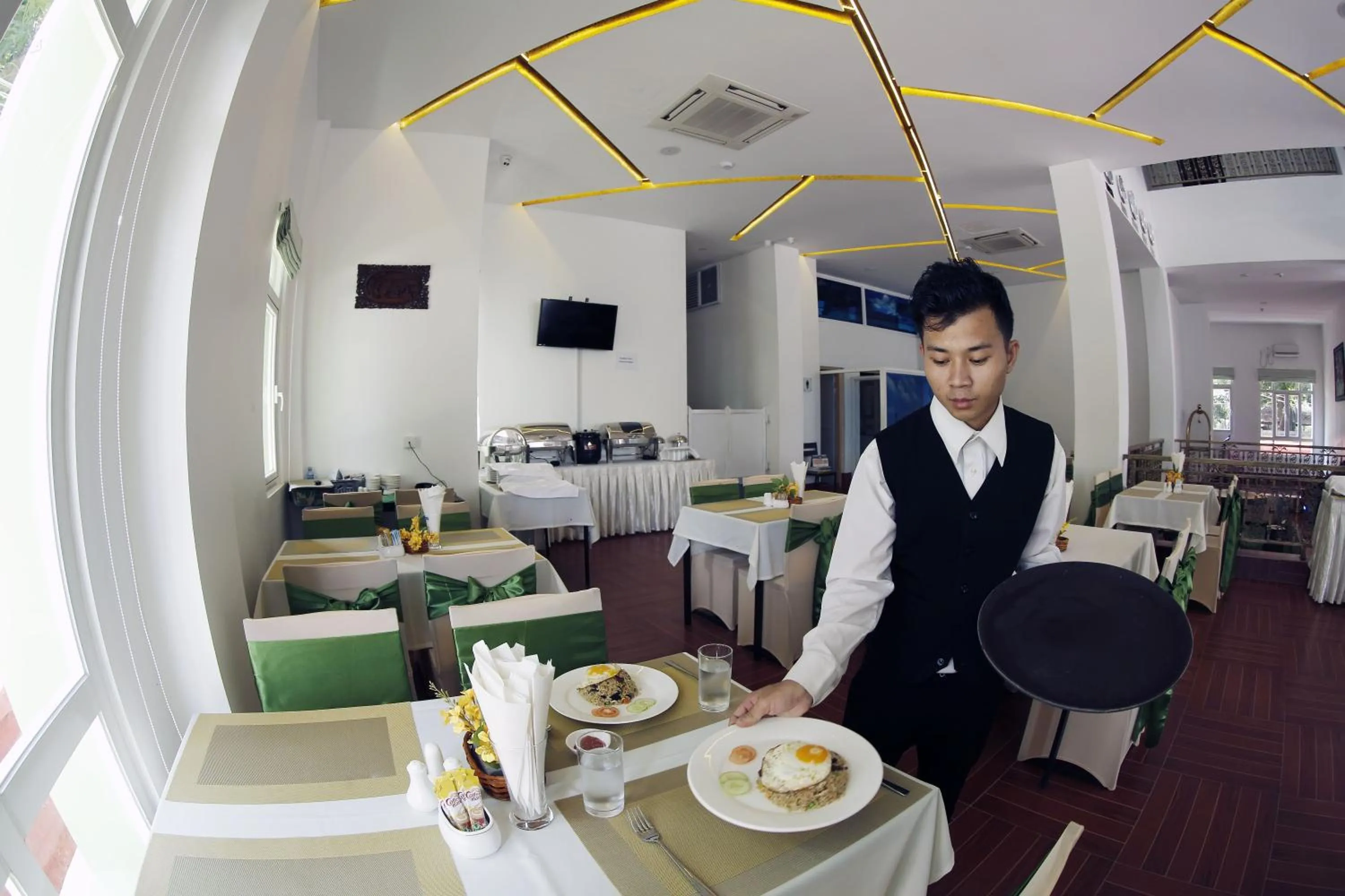 Food and drinks in Virtue Highland Hotel