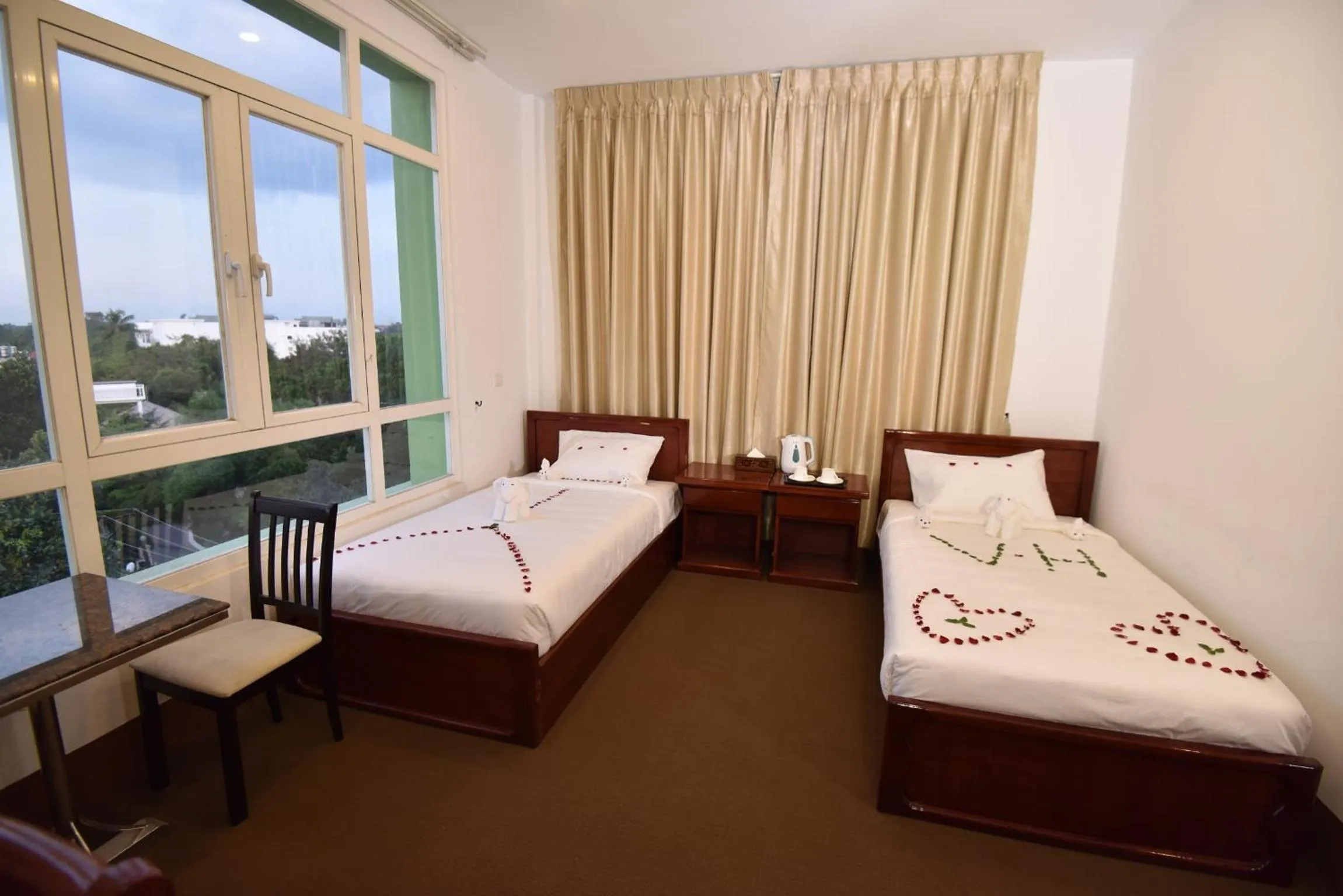 Neighbourhood, Bed in Virtue Highland Hotel