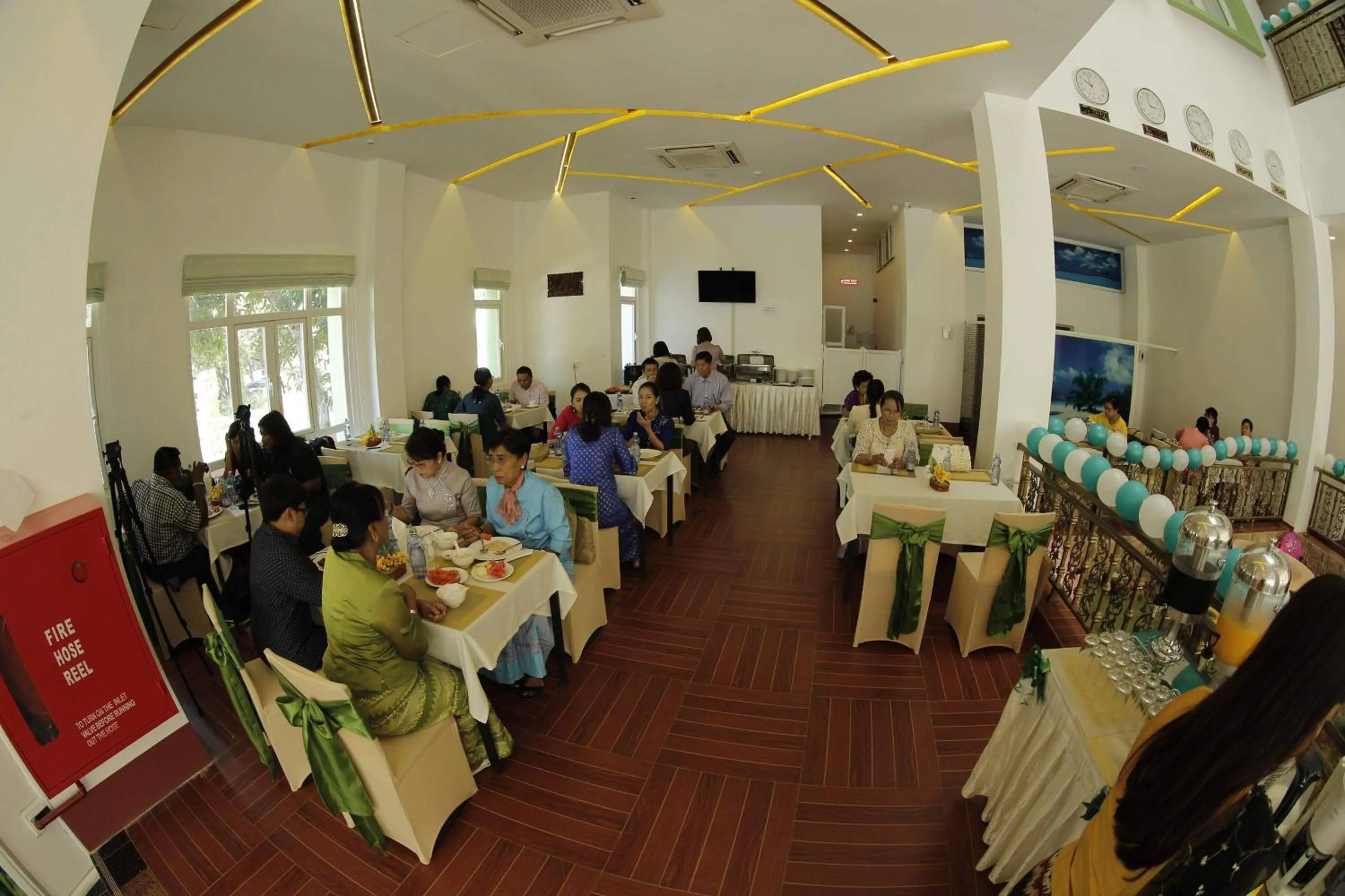 Restaurant/places to eat in Virtue Highland Hotel