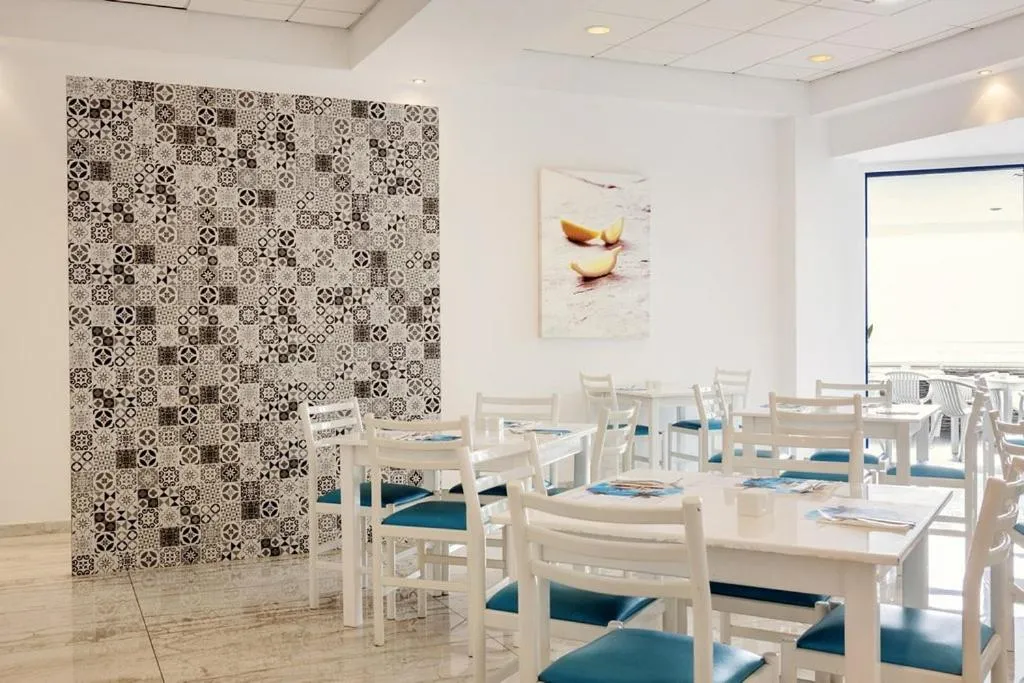 Restaurant/places to eat in Lantiana Gardens ApartHotel