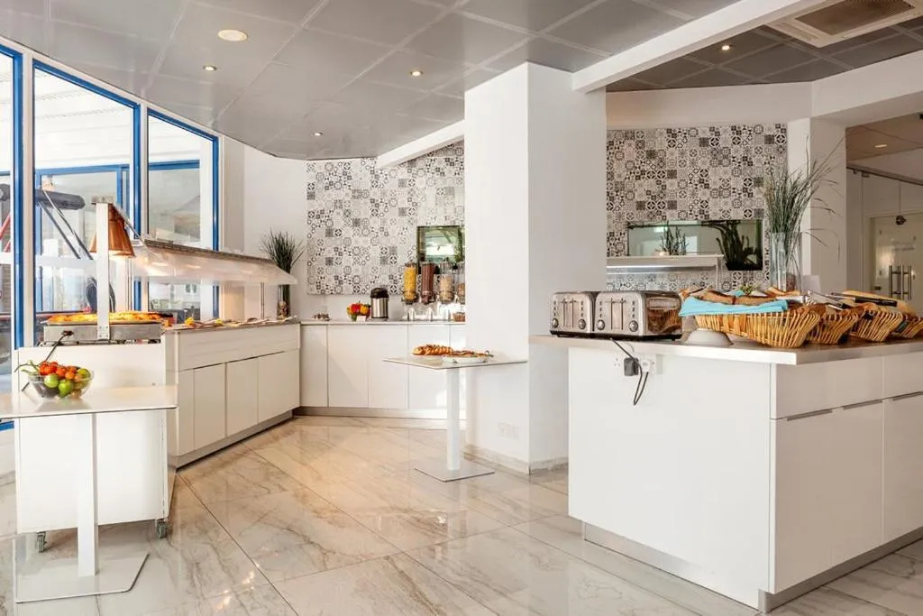 Breakfast in Lantiana Gardens ApartHotel