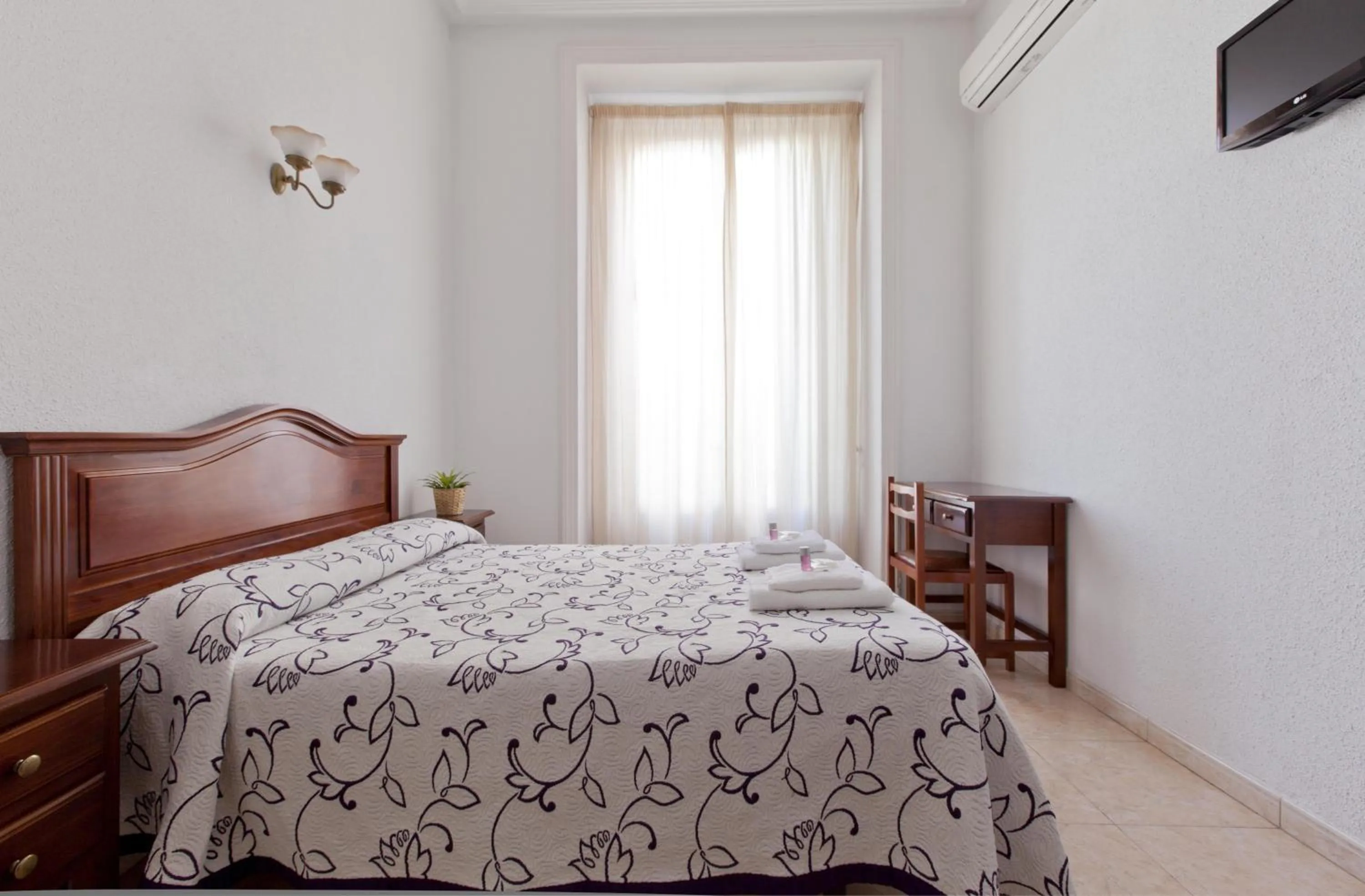 Photo of the whole room, Bed in Hostal Condestable