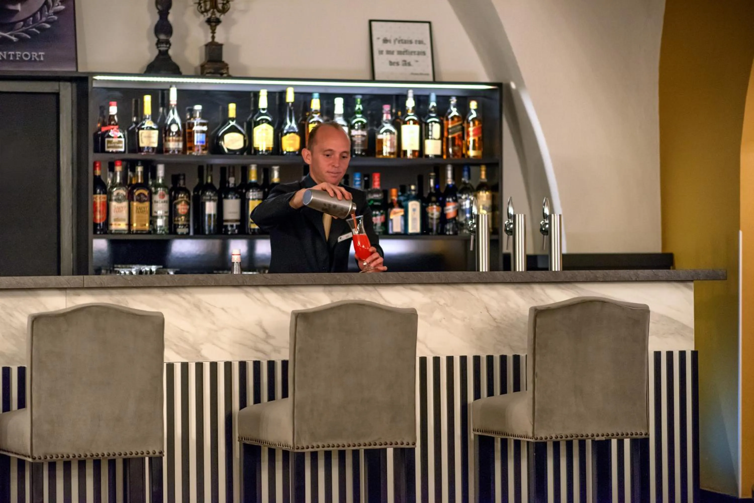 Lounge or bar in Hotel du Roi & Spa by SOWELL COLLECTION