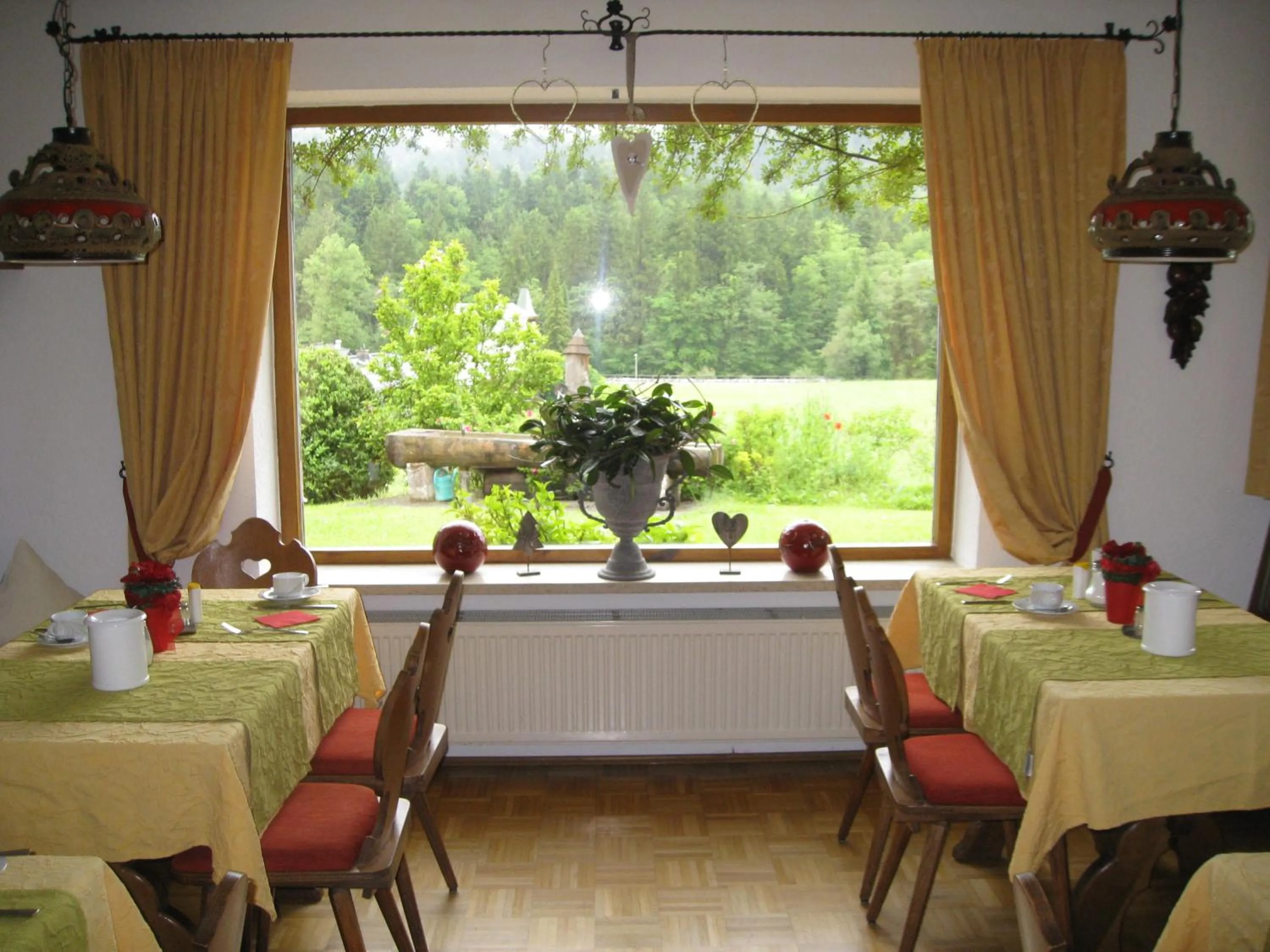 Restaurant/places to eat in Tourist Hotel Boehm
