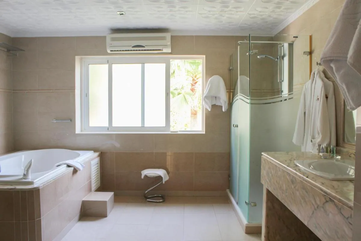 Bathroom, Bed in Hotel Paraíso Del Mar