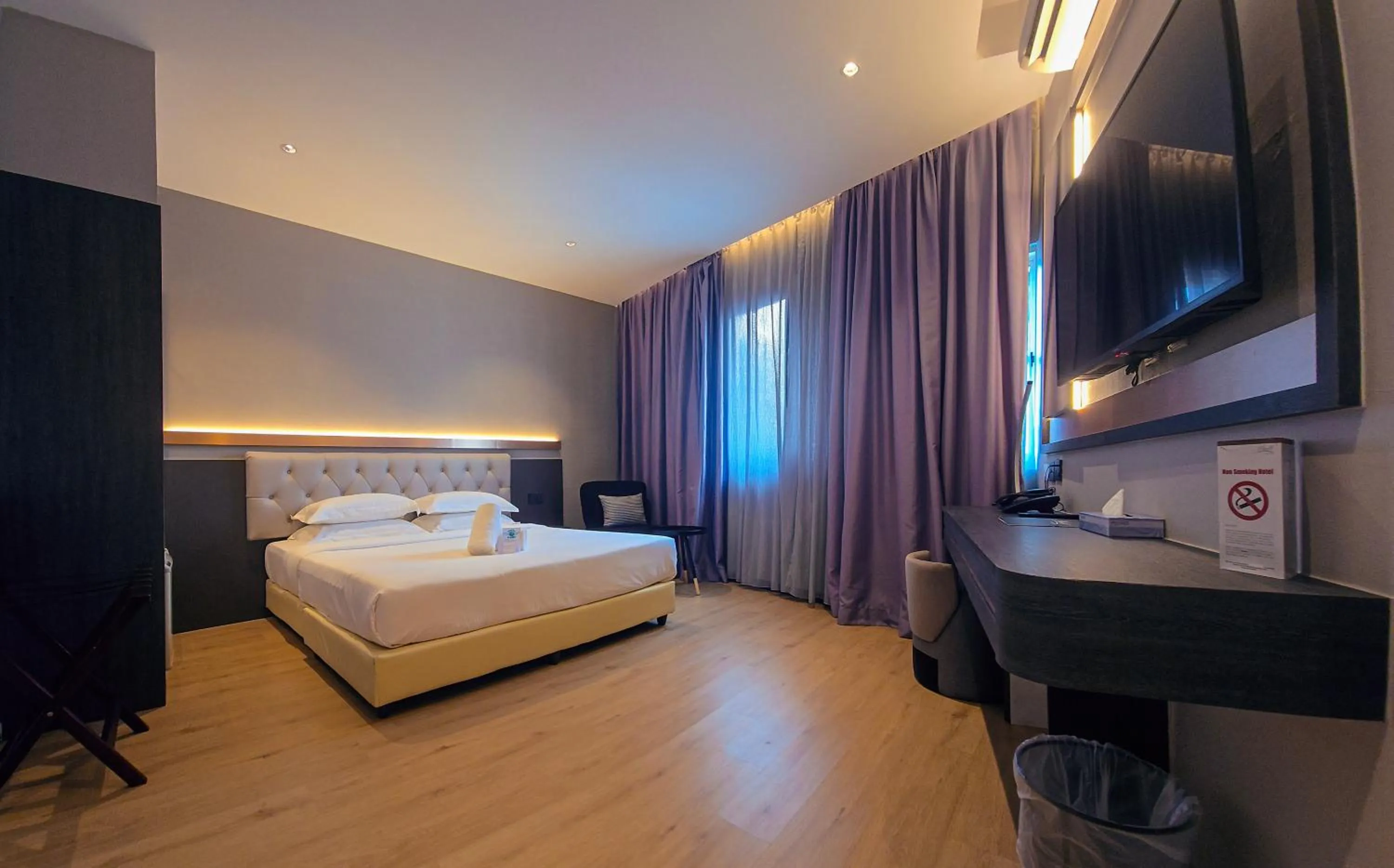 Photo of the whole room, Bed in Abell Hotel