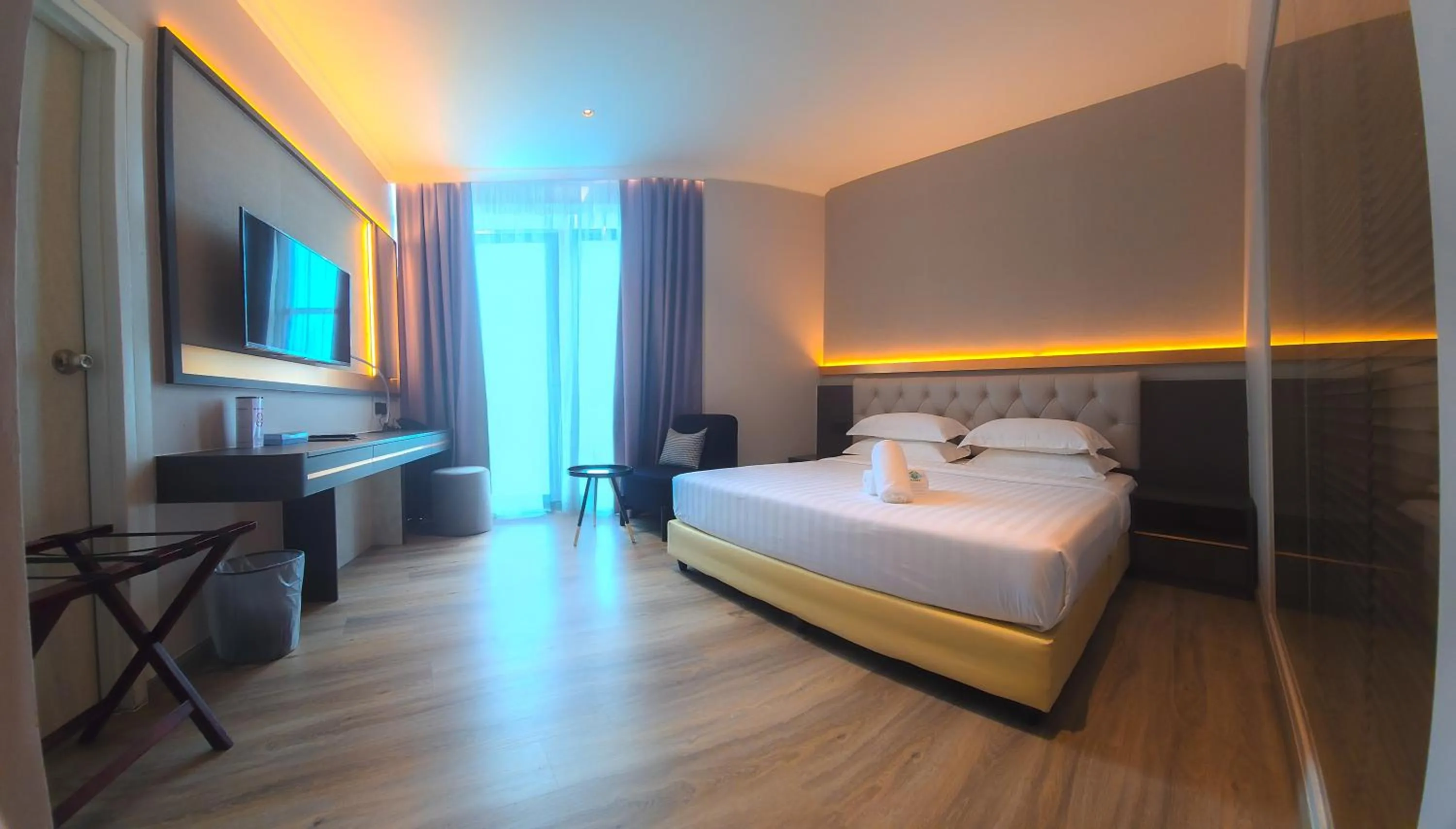 Photo of the whole room, Bed in Abell Hotel