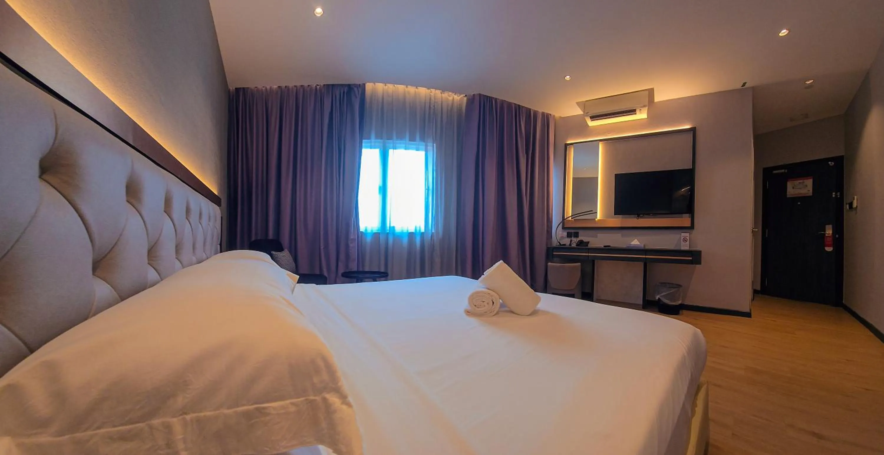 Photo of the whole room, Bed in Abell Hotel