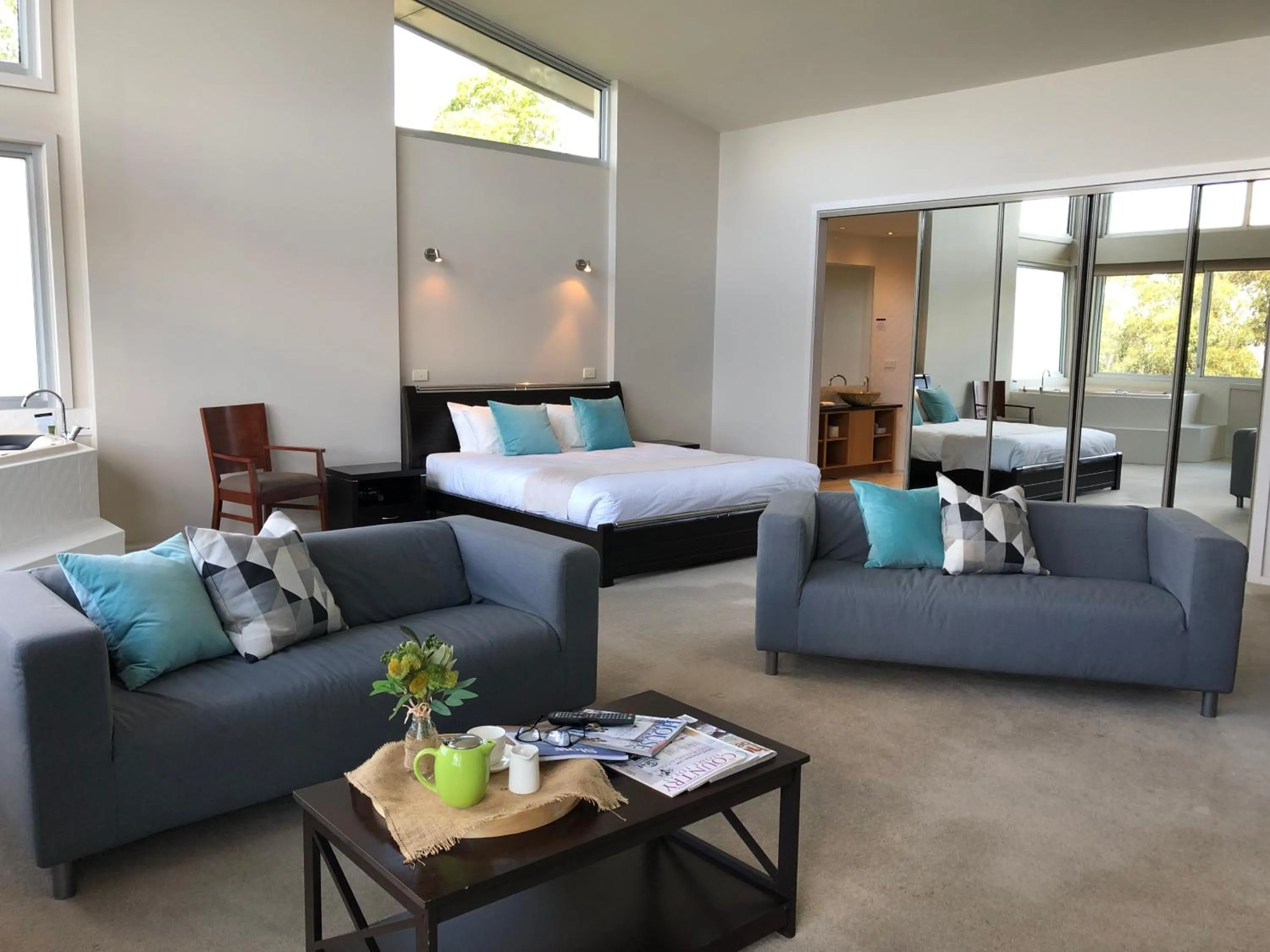Living room, Bed in Macedon Ranges Hotel & Spa