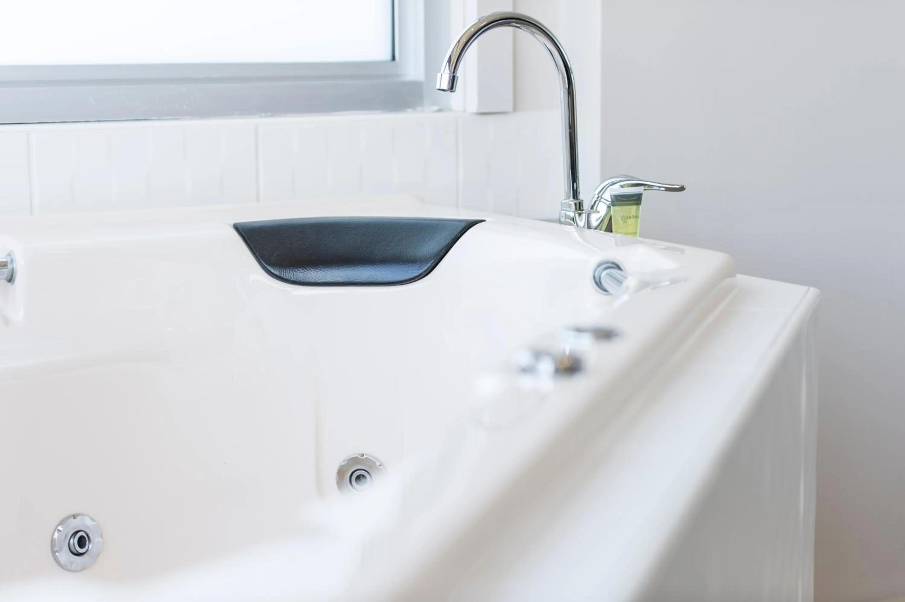 Hot Tub in Macedon Ranges Hotel & Spa