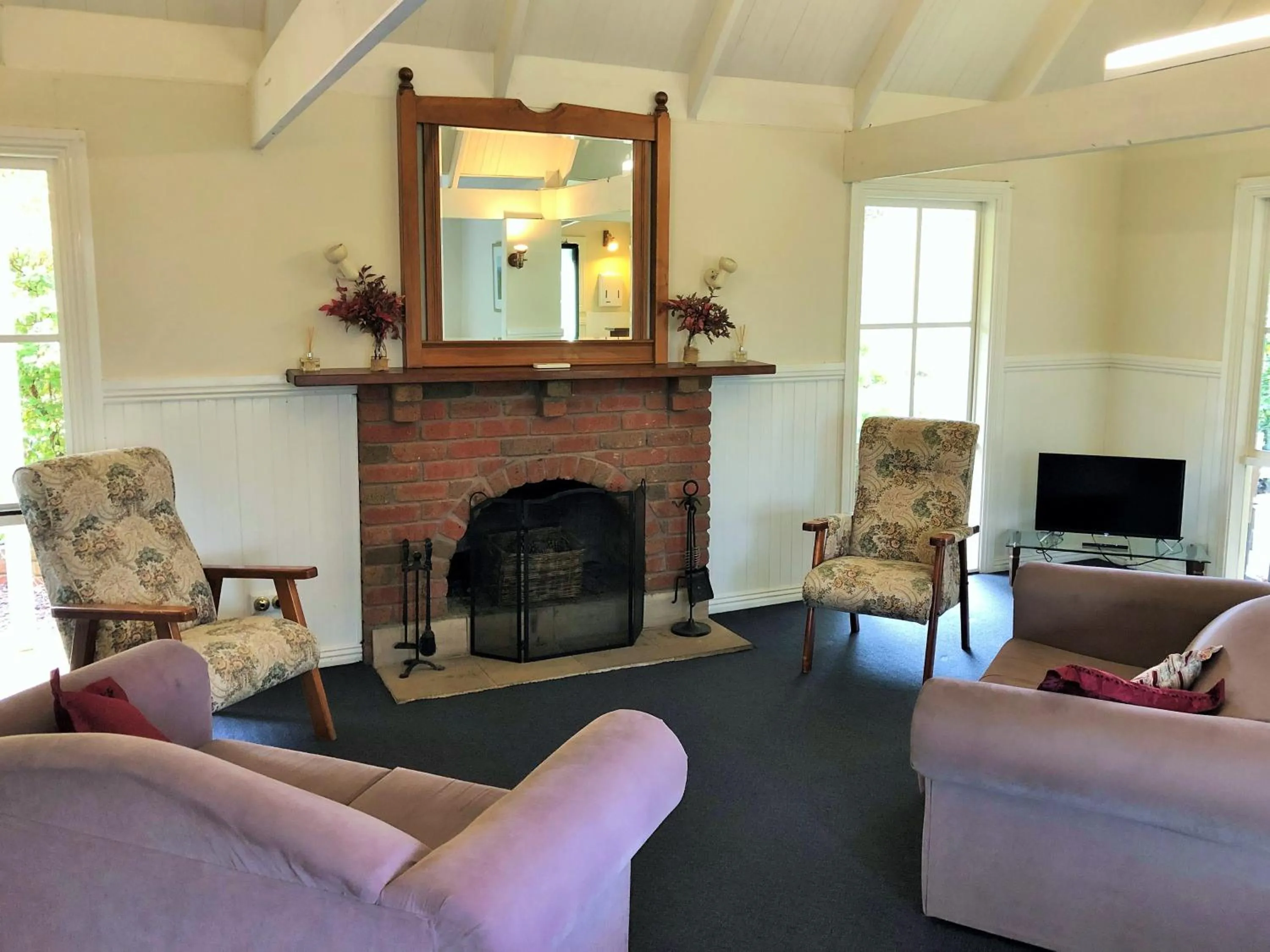 Living room in Macedon Ranges Hotel & Spa
