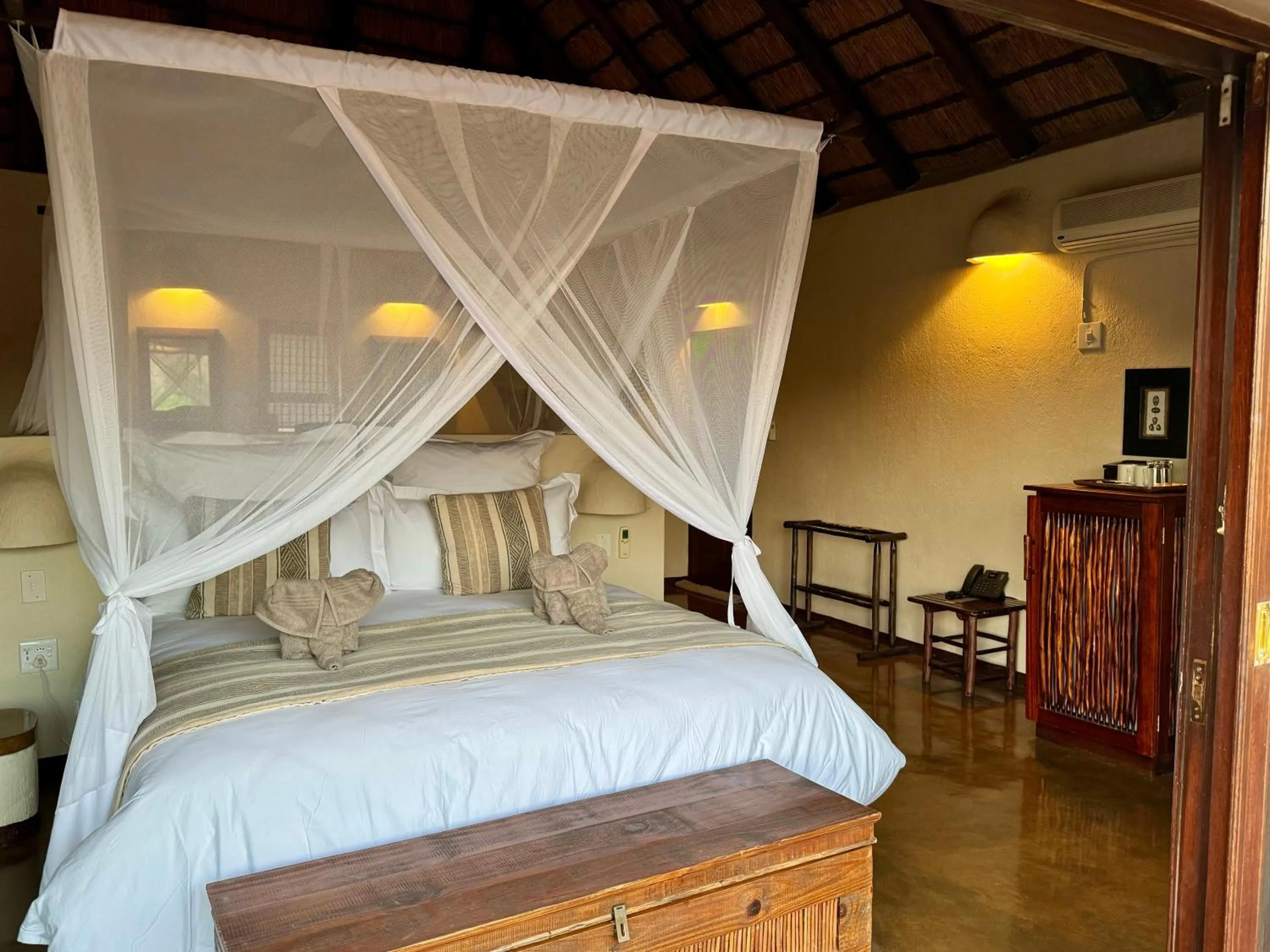 Bedroom, Bed in Nyati Safari Lodge