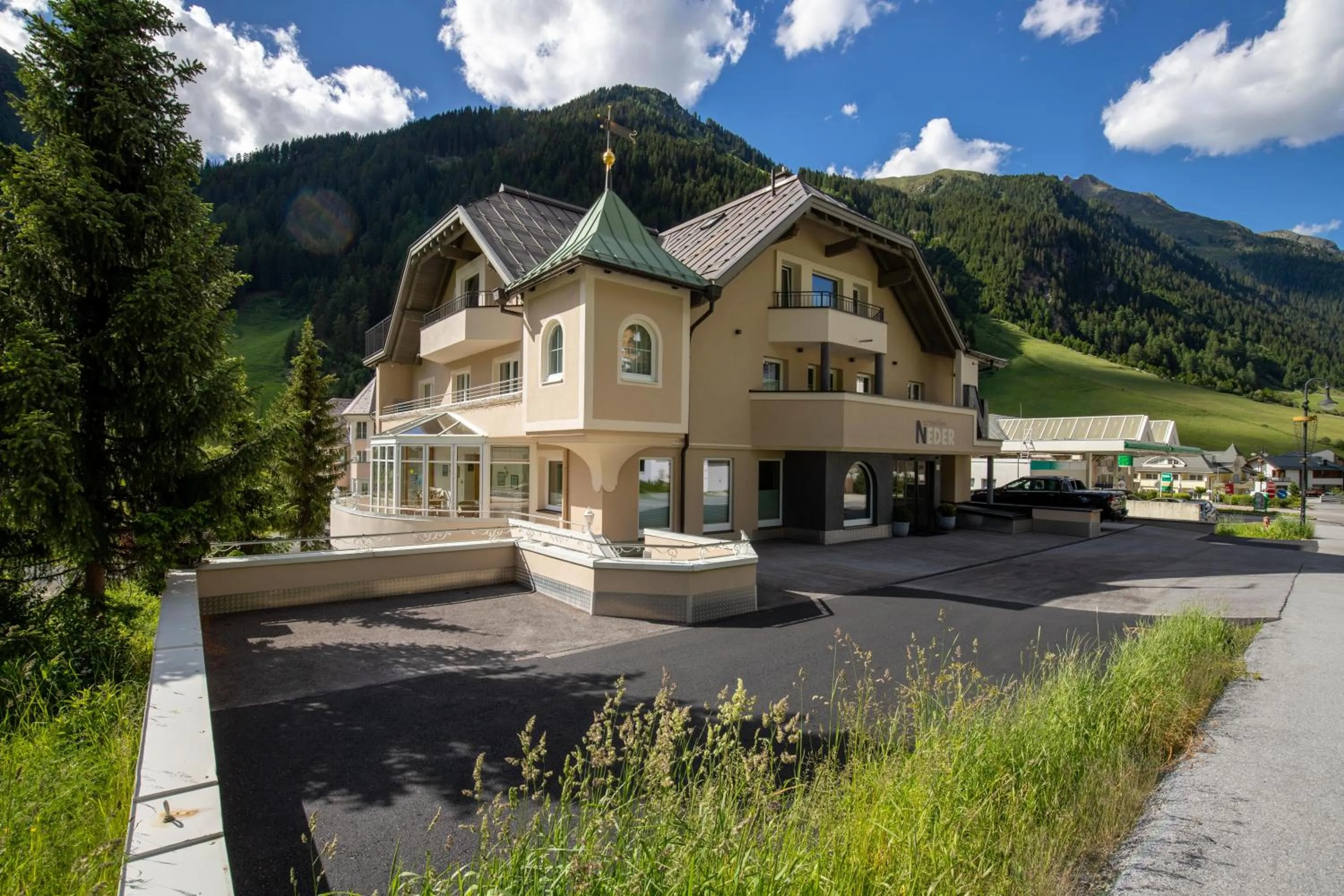 Property building in Hotel Neder
