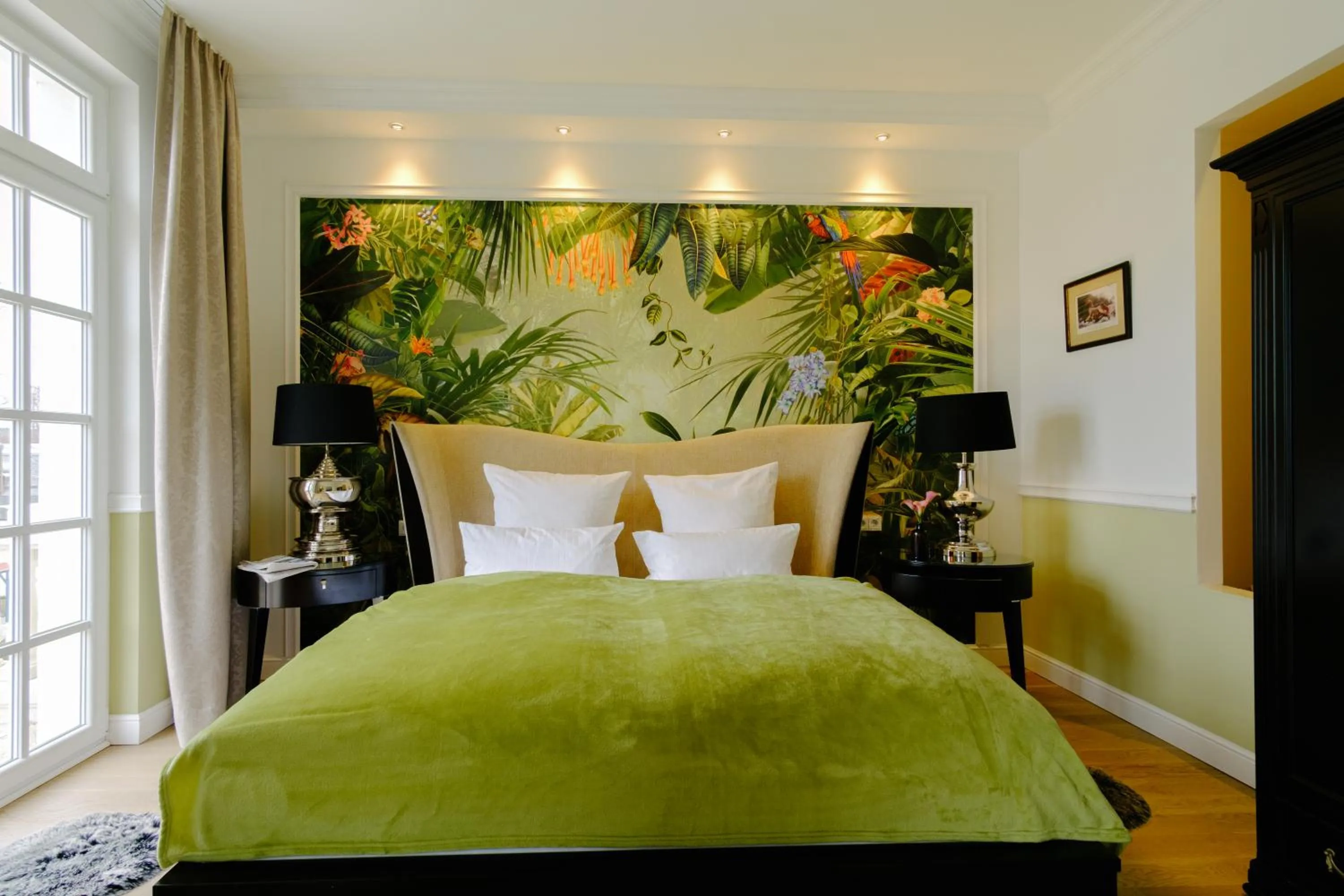 Photo of the whole room, Bed in The Starnbergsee Hideaway