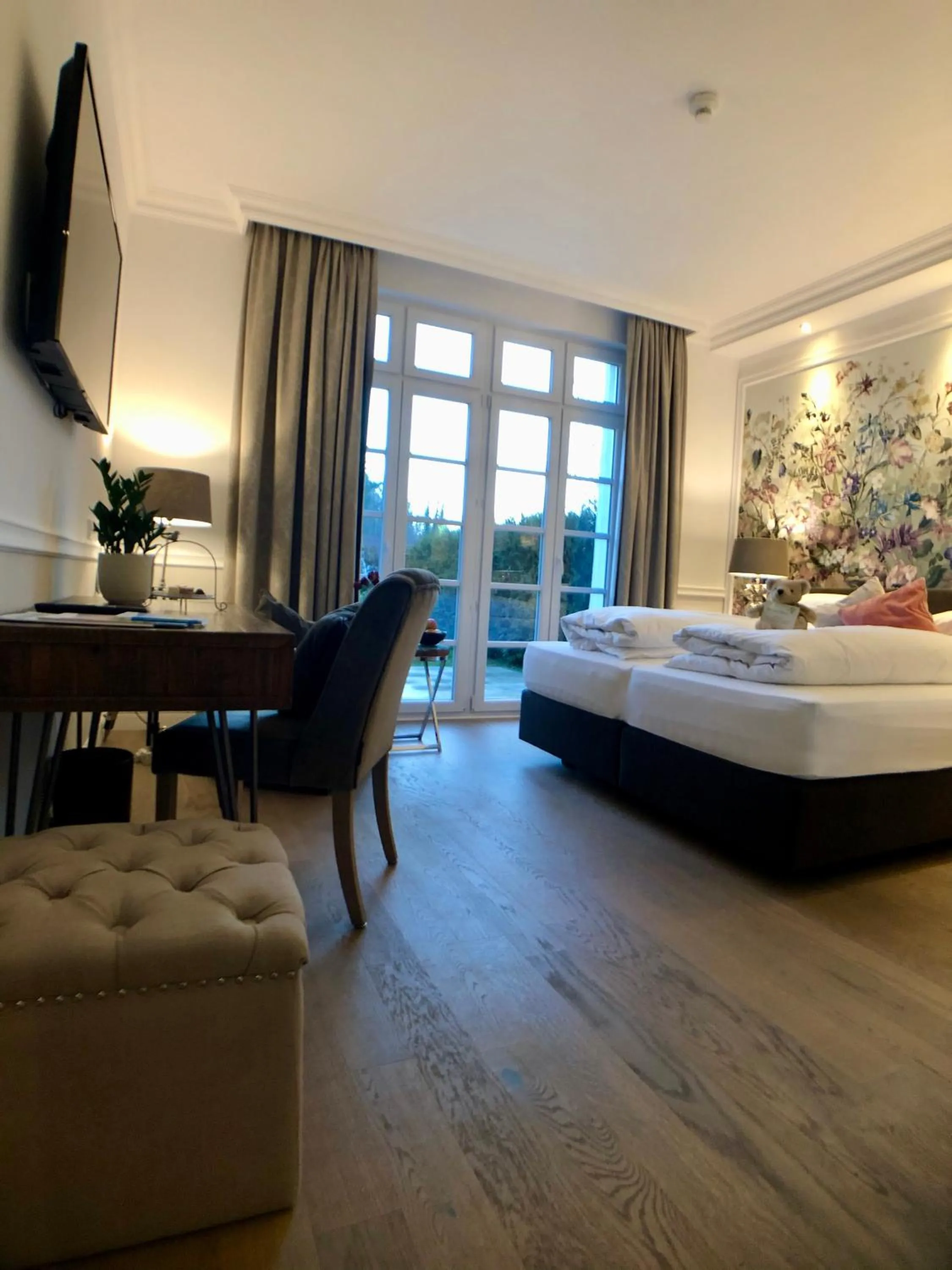 Photo of the whole room, Bed in The Starnbergsee Hideaway