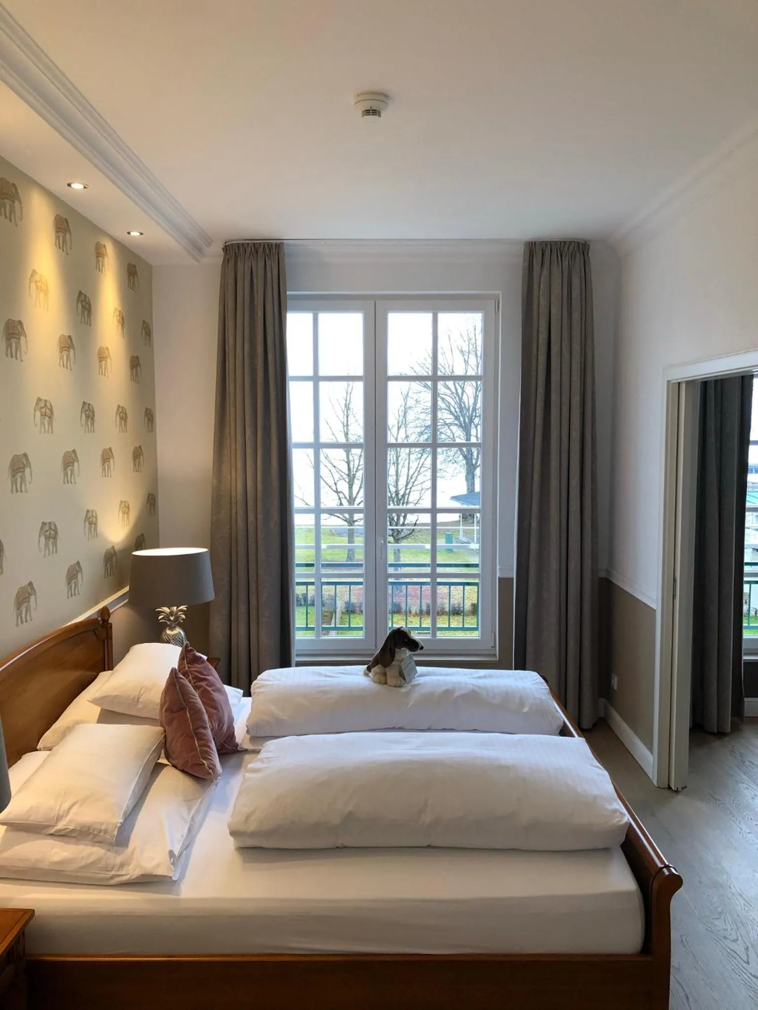 Photo of the whole room, Bed in The Starnbergsee Hideaway