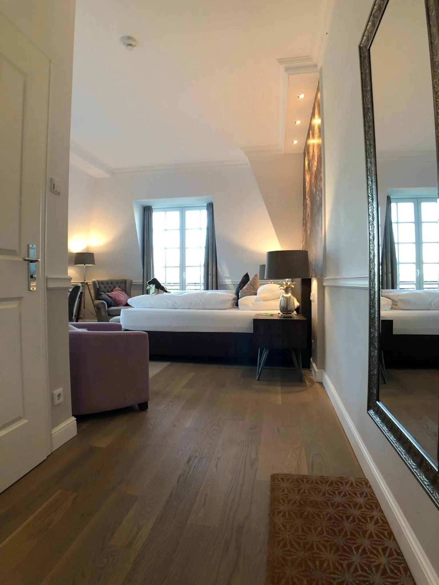 Photo of the whole room, Bed in The Starnbergsee Hideaway