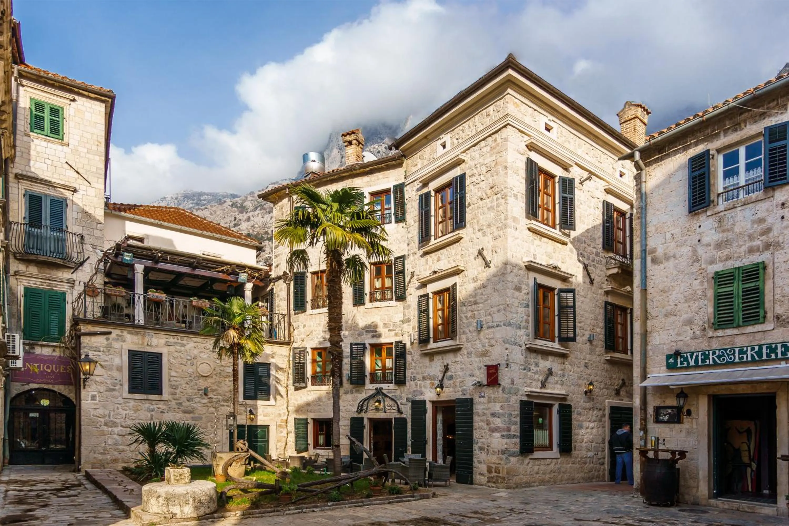 Property building in Hotel Monte Cristo