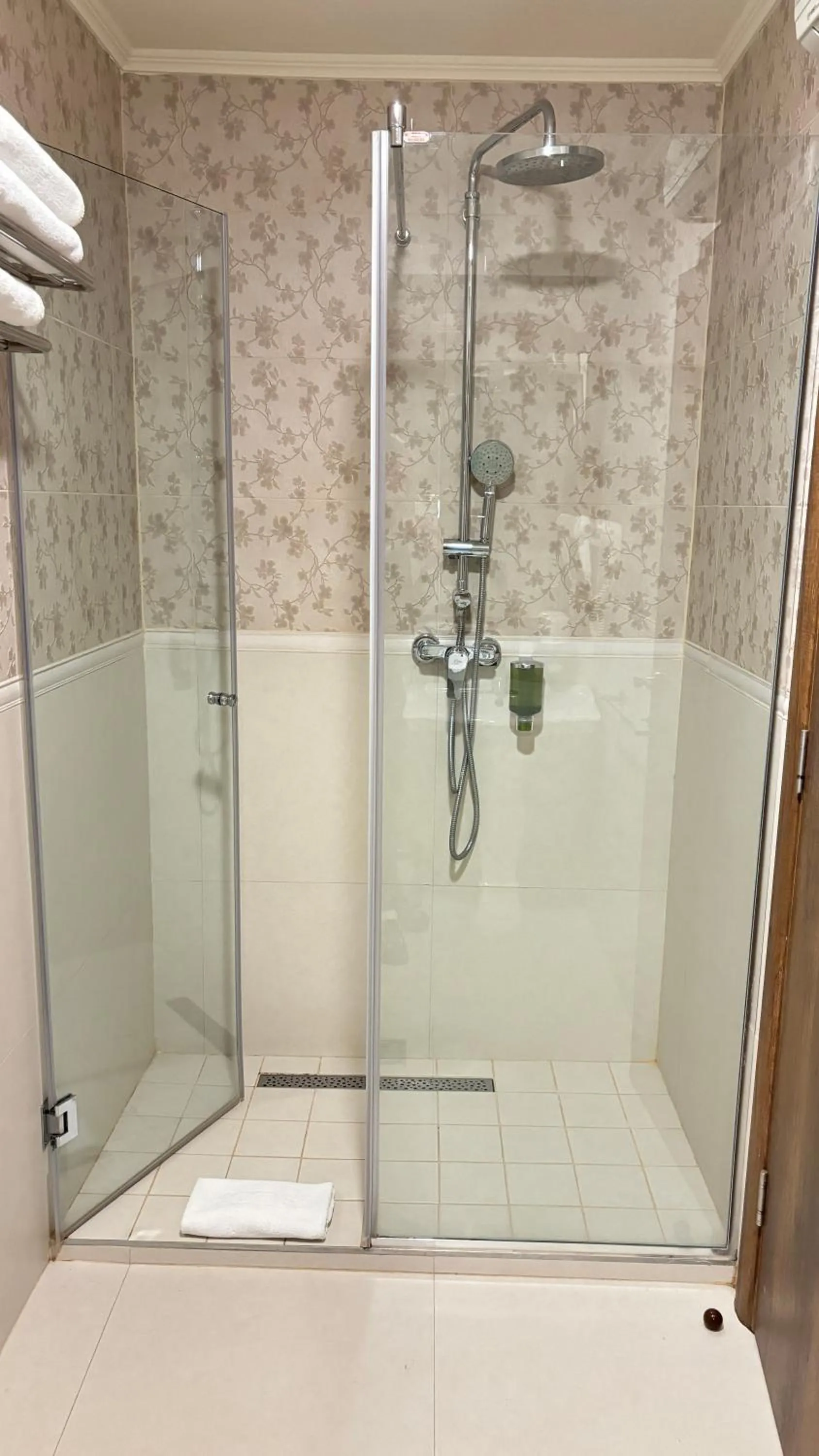 Shower in Hotel Monte Cristo