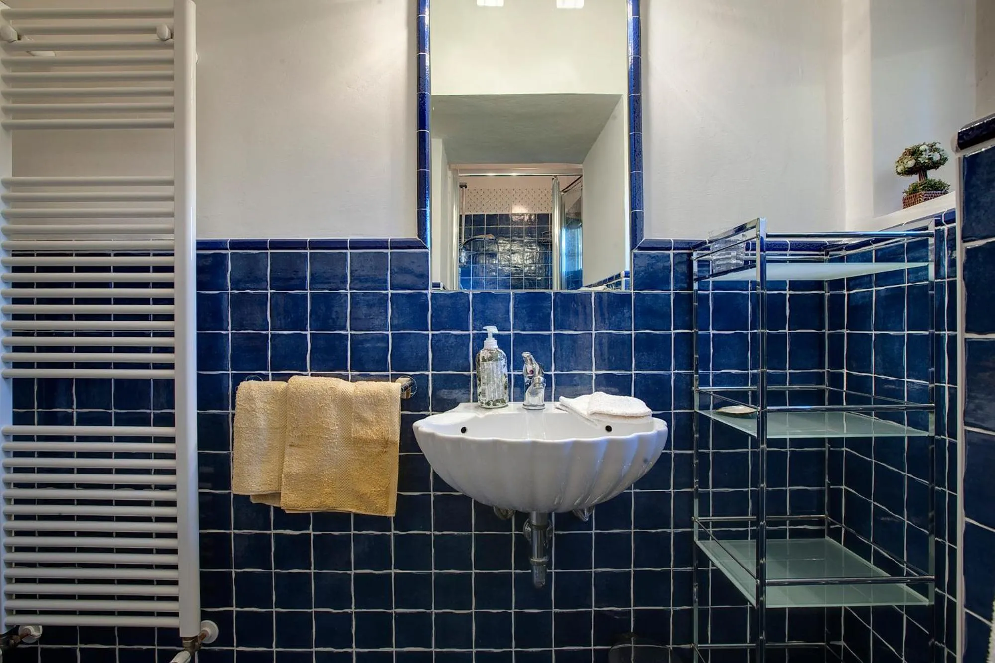 Bathroom in Torre Donati by Mmega