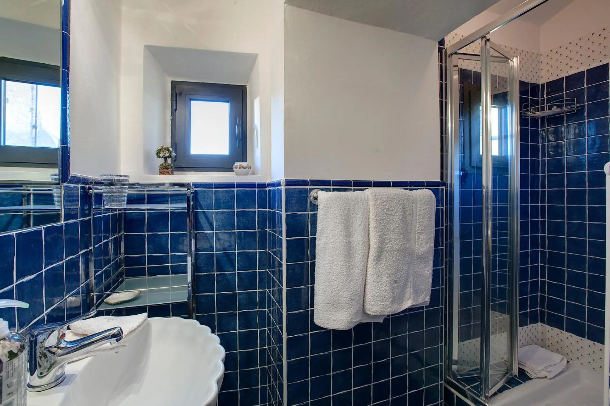 Bathroom in Torre Donati by Mmega