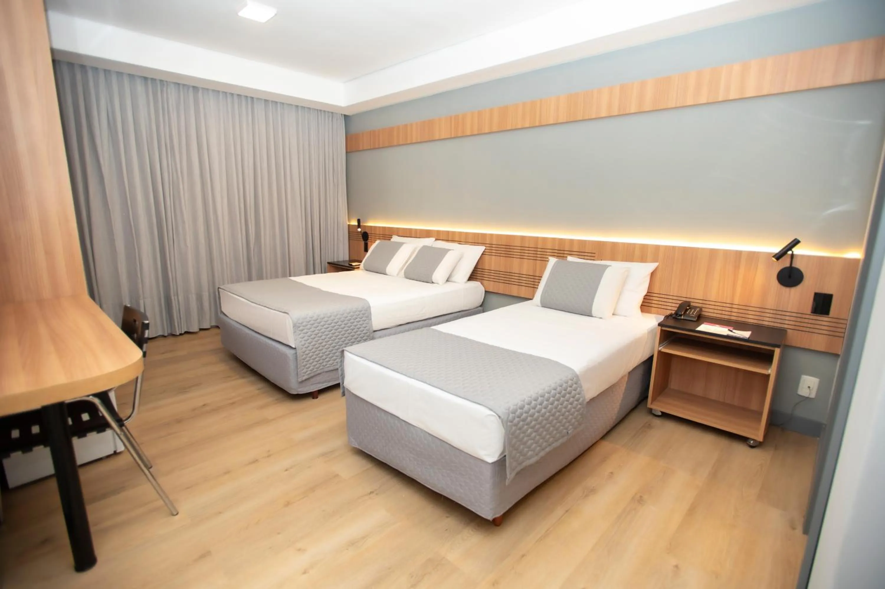 Bedroom, Bed in Delcas Hotel