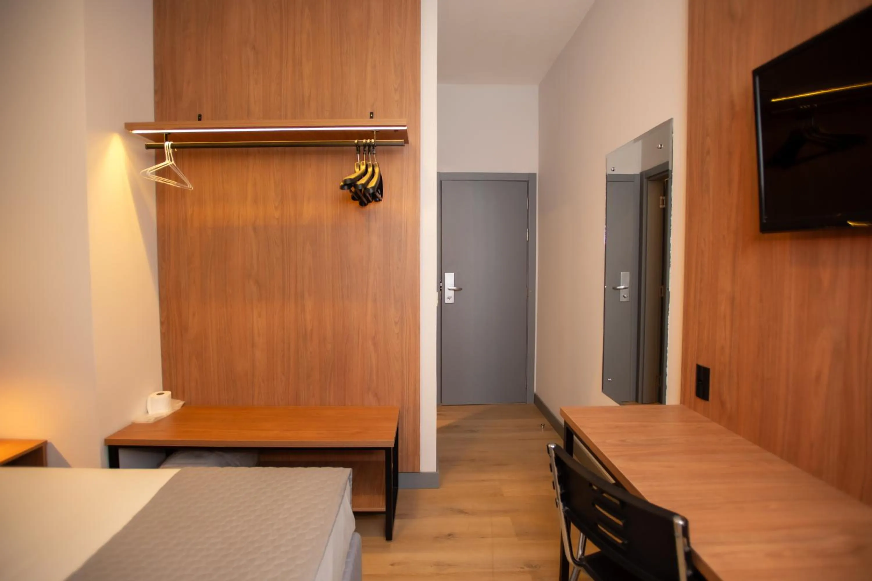 Bedroom, Bed in Delcas Hotel